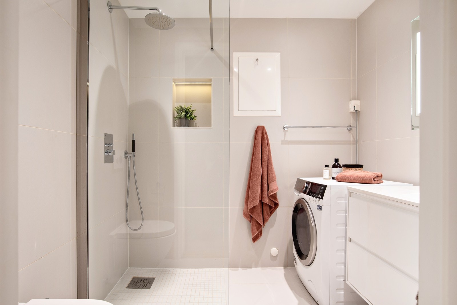 Delikat baderom med tidsriktige farger på flis Galleribilde