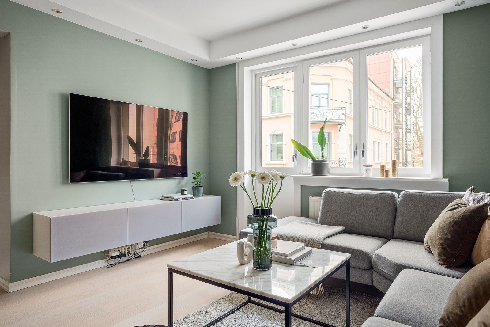 Fra stuen er det utgang til hyggelig brannbalkong med utsikt over Bogstadveien Galleribilde