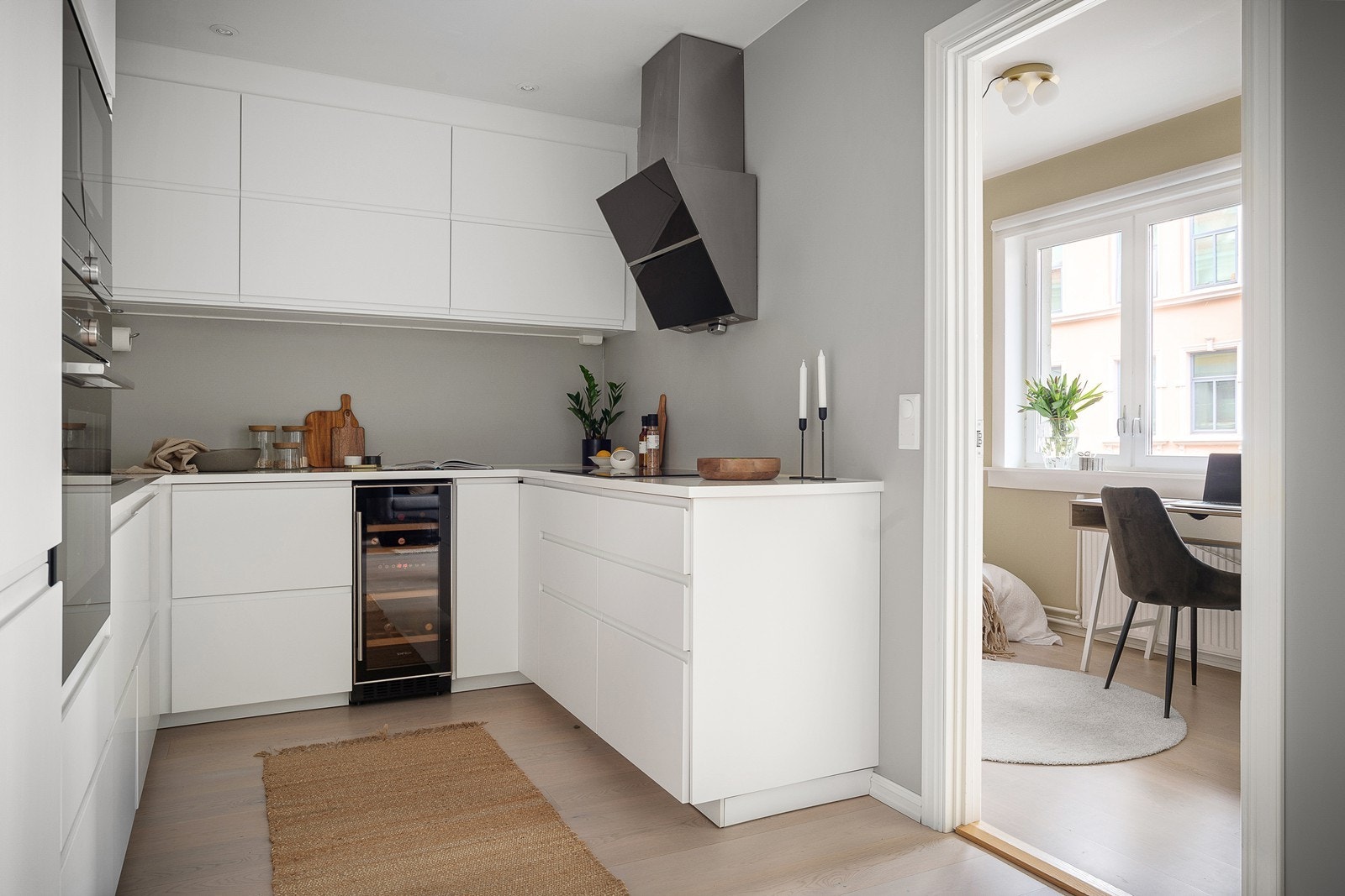 Fra kjøkkenet er det adkomst til leilighetens soverom 2/ gjesterom. Galleribilde