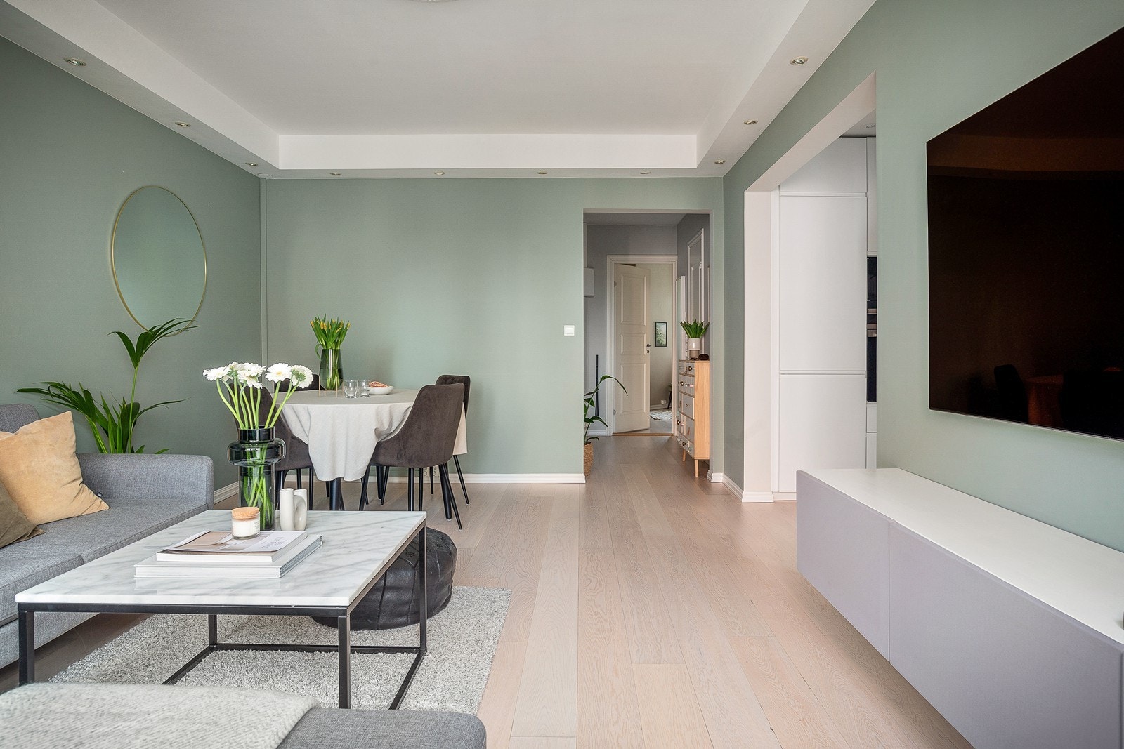 I enden av stuen er det god plass til spisegruppe Galleribilde