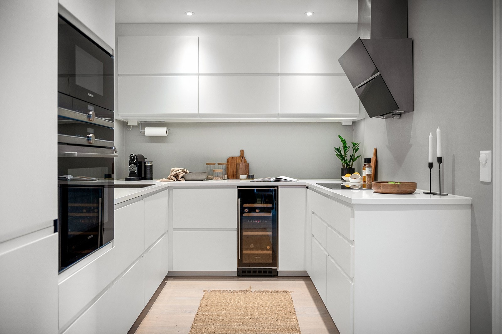 Leiligheten holder en god standard med bl.a. lekkert kjøkken fra 2015/16 med god benk og skapplass Galleribilde