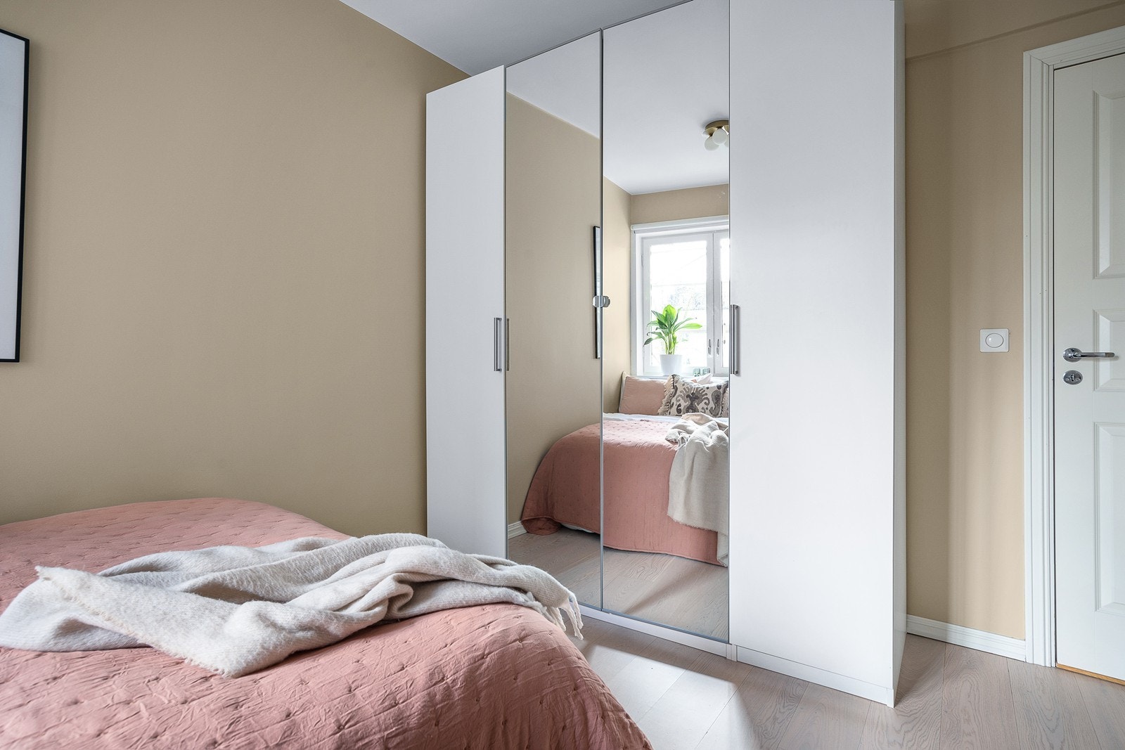 God lagring i store garderobeskap som følger leiligheten ved salg. Galleribilde