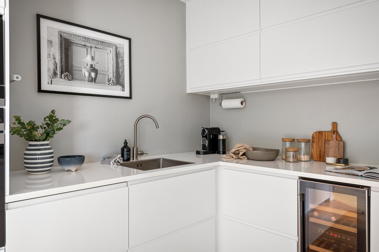 Fine detaljer med underlimt vask og belysning under overskapene Galleribilde