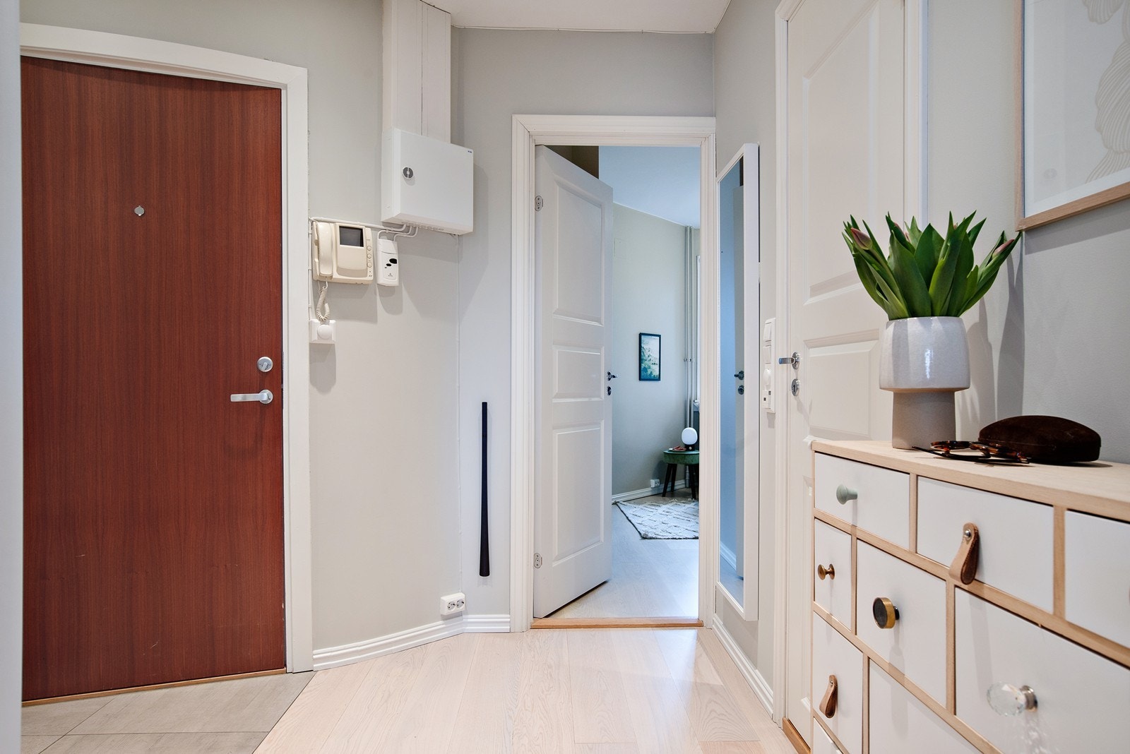 Fra entréen er det adkomst til hovesoverommet og baderommet Galleribilde