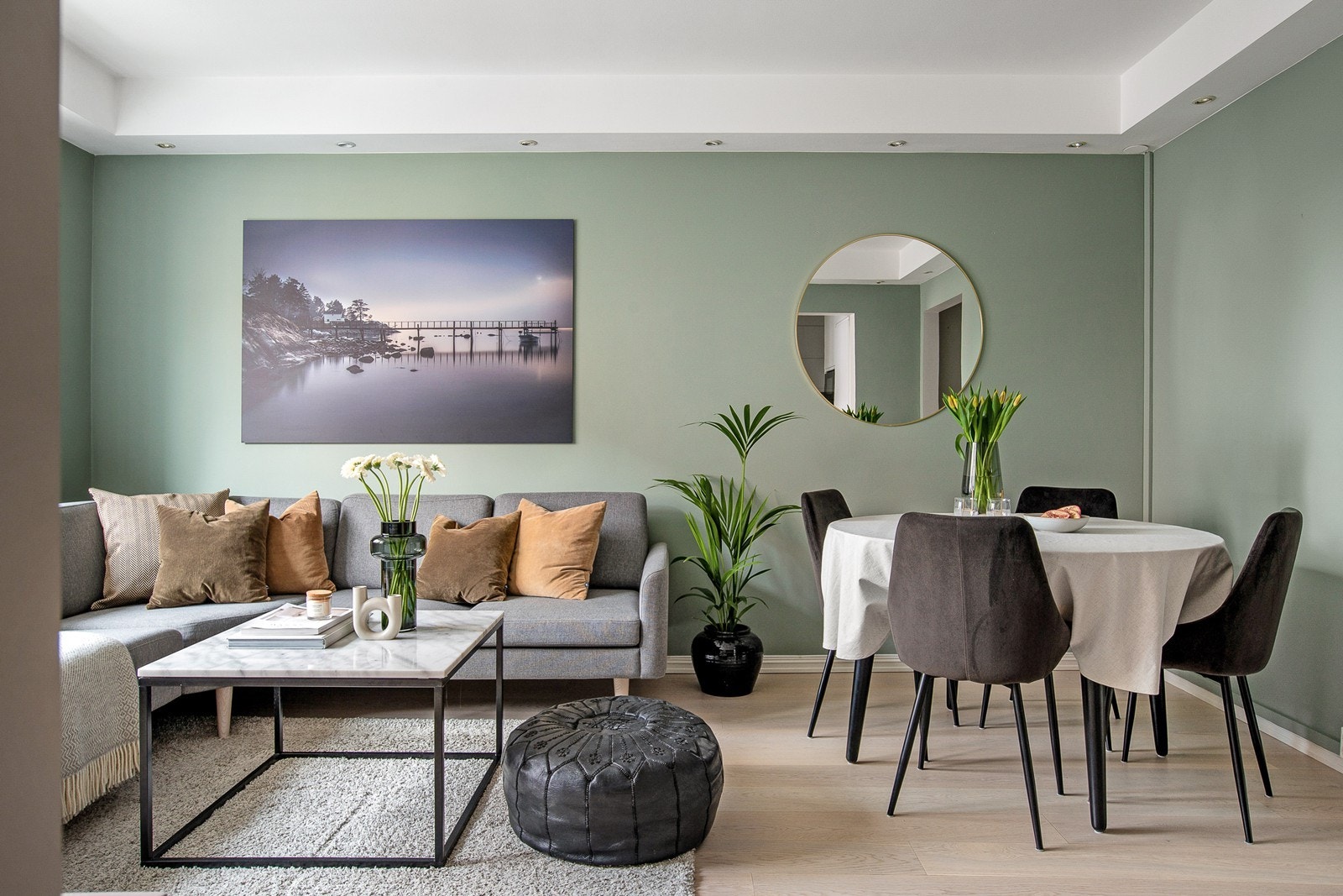 Overflatene er holdt i tidløse farger og gulvet er lagt med enstavs hvitpigmentert eikeparkett. Galleribilde