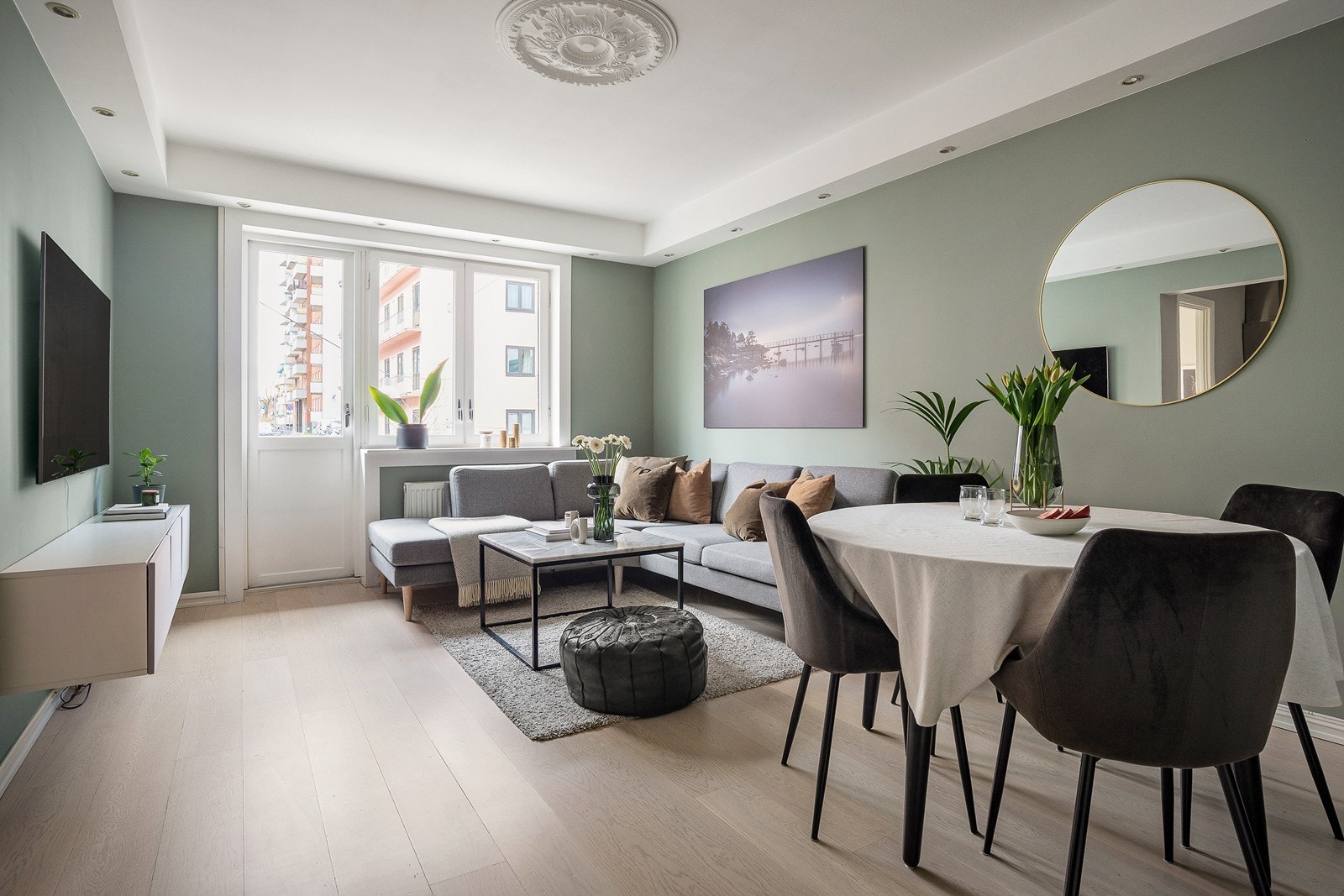 I stuen er det god plass til sofa, bord og tv med tilhørende møblement. Galleribilde