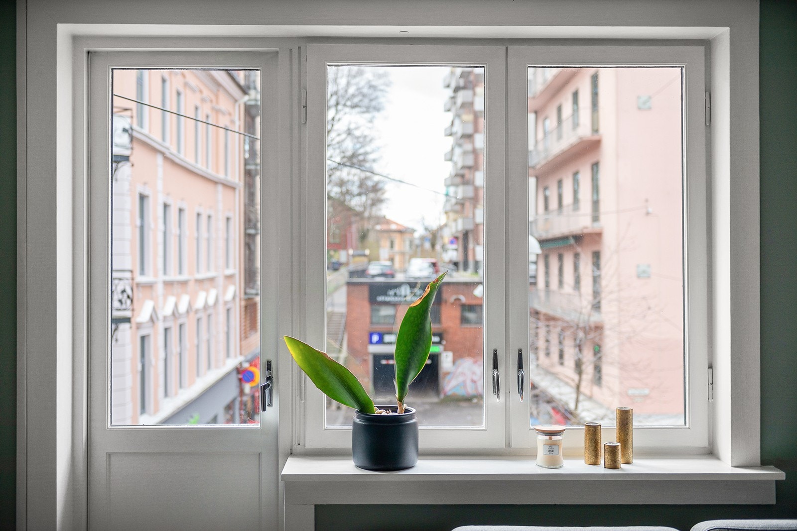 Leiligheten har en fin intern beliggenhet med utsyn mot et stort tre mellom to blokker. Galleribilde