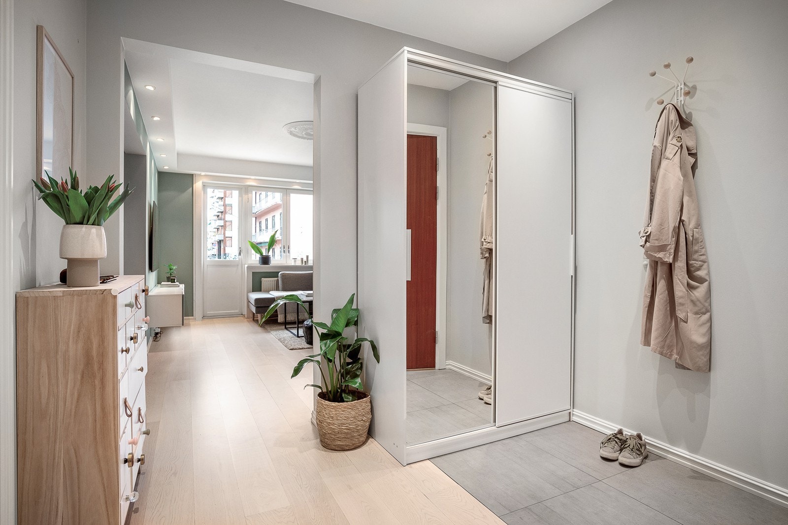 Entréen har en praktisk utforming med plass til stort garderobeskap for oppbevaring Galleribilde