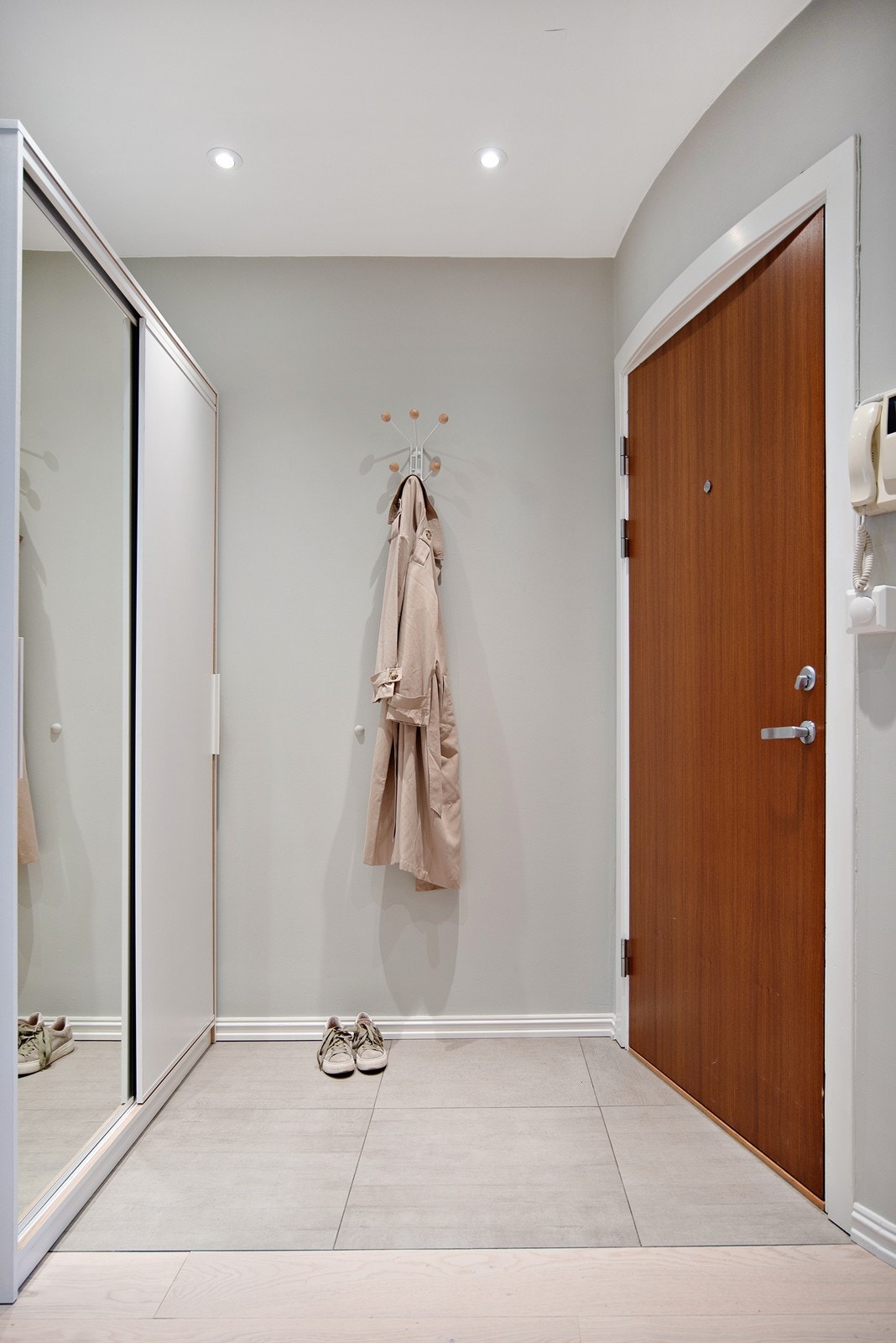 Entréen er delvis flislagt Galleribilde