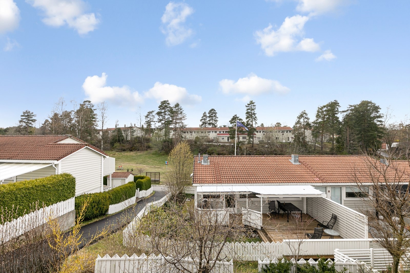 Utsyn fra balkong. Rekkehuset har landlig beliggenhet med flotte turstier i nærområdet. Galleribilde