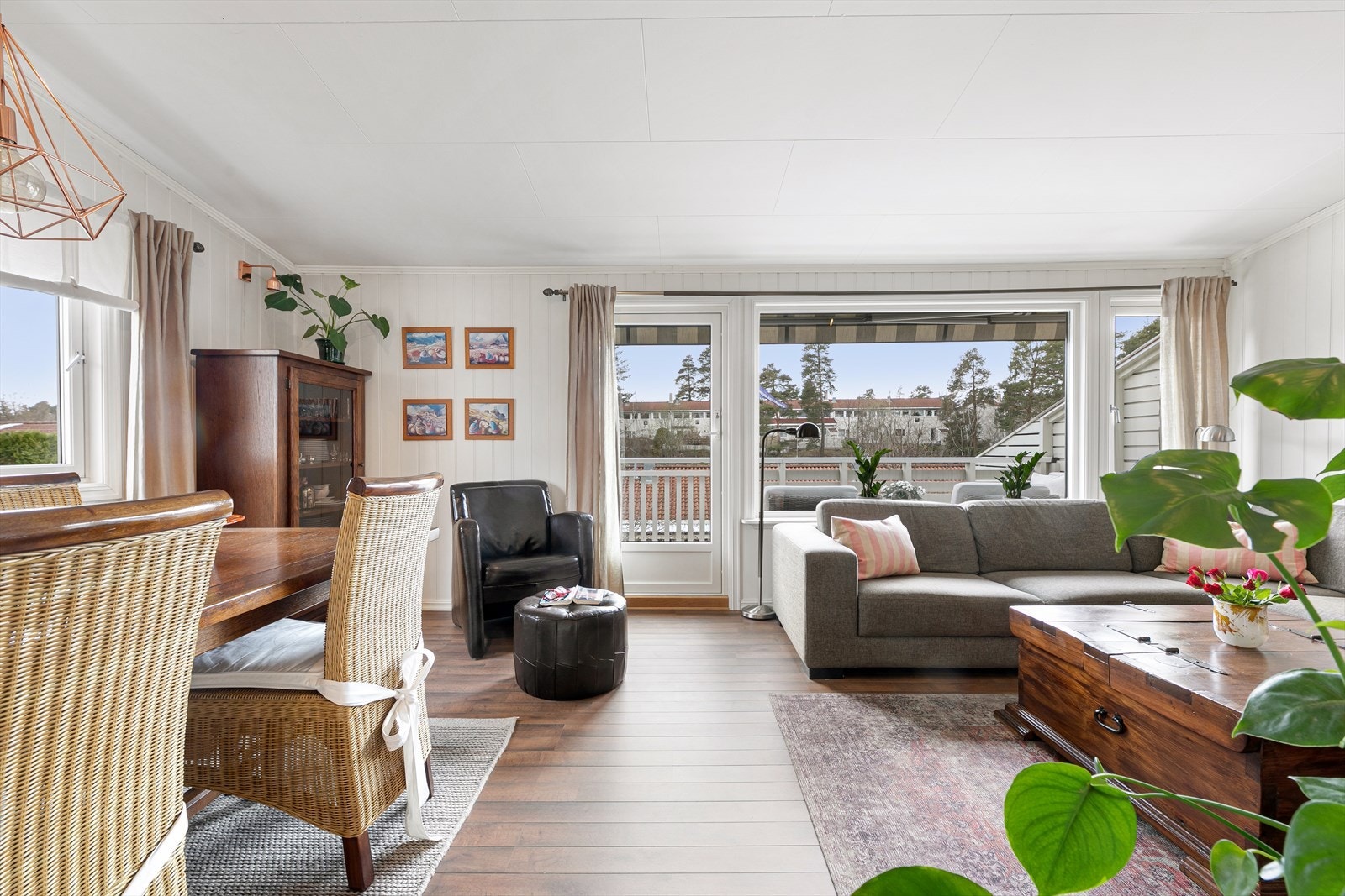 Bjørn Bondes Vei 33 er et barnevennlig 3-roms enderekkehus over to plan med balkong og terrasse.
Nærhet til kollektivtransport, kjøpesenter og andre fasiliteter. Galleribilde