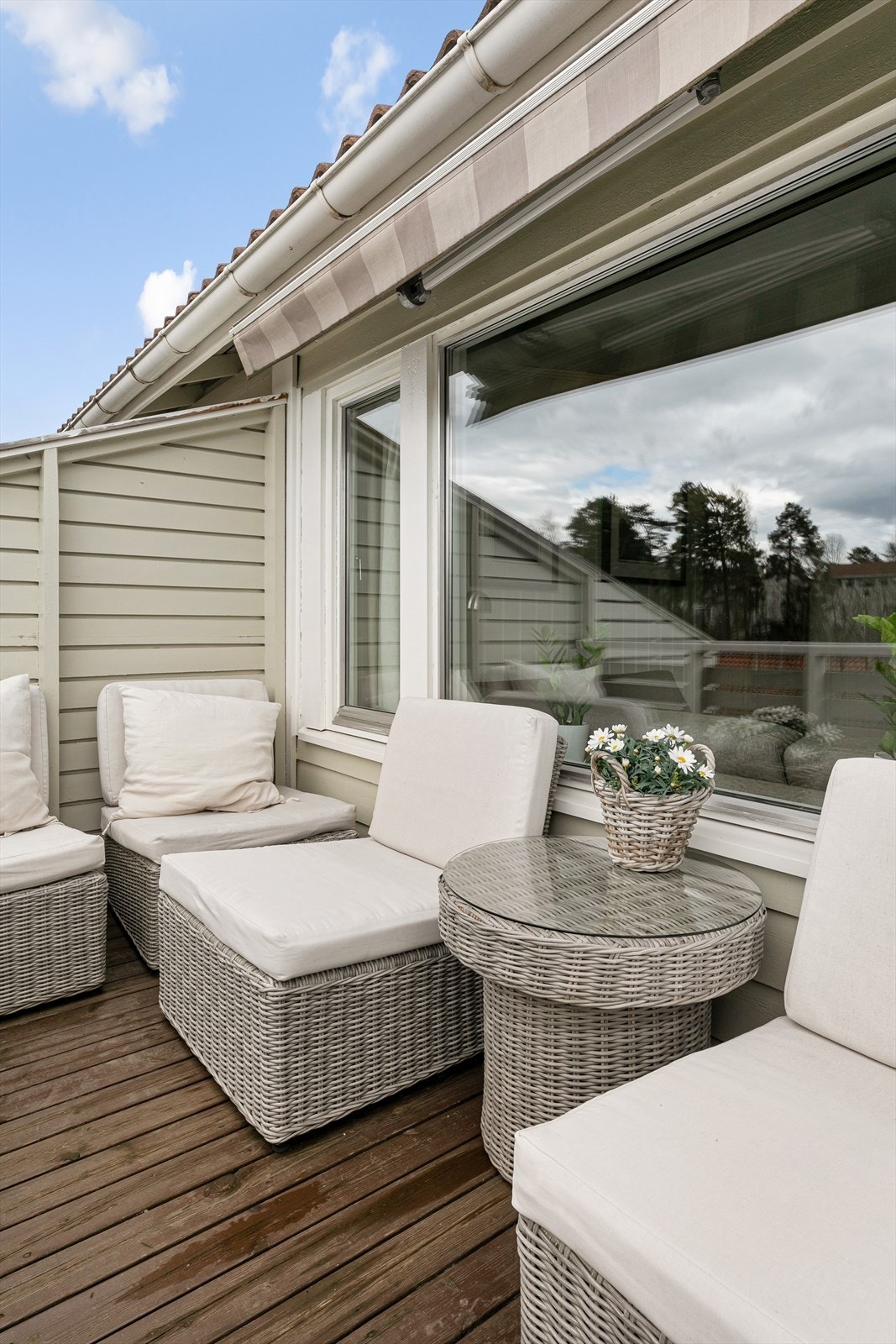 Balkongen byr på flere møbleringsmuligheter, og gode solforhold til langt ut på sommerkvelden. Galleribilde