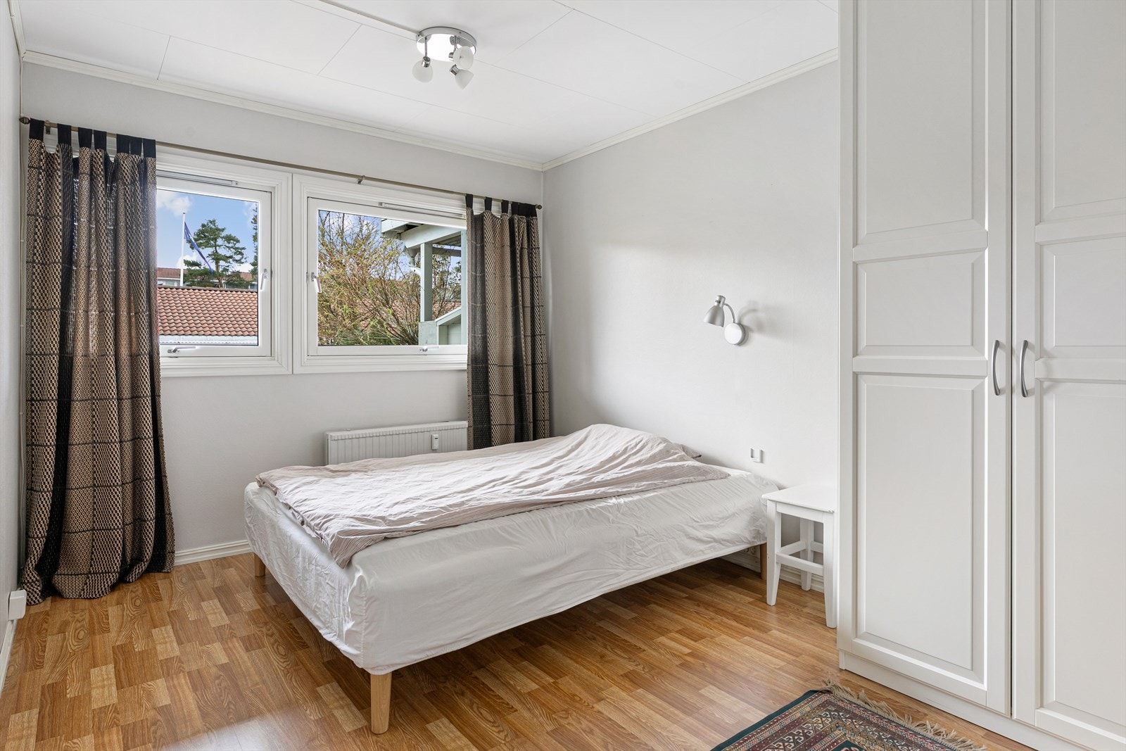 Soverom 2 har plass til dobbeltseng, køyeseng, pult og annet ønskelig møblement. Galleribilde