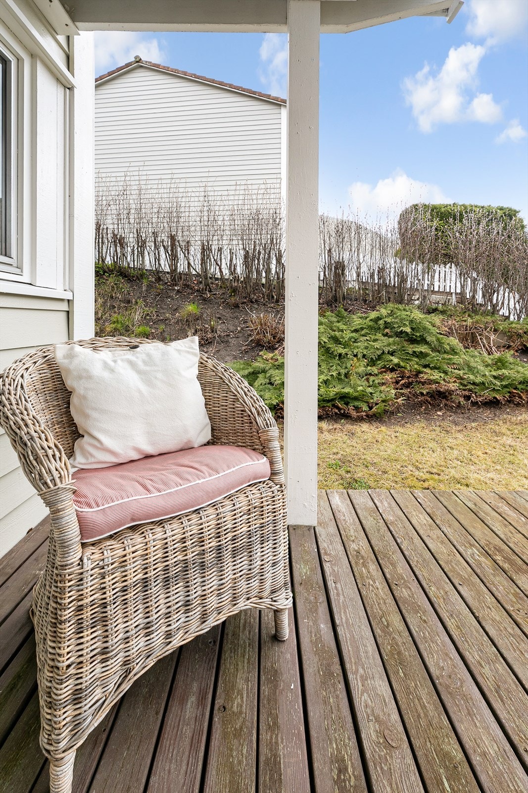 Rikelig med plass til flere sittegrupper, grill og varmelampe, samt lekeapparater for barn. Galleribilde