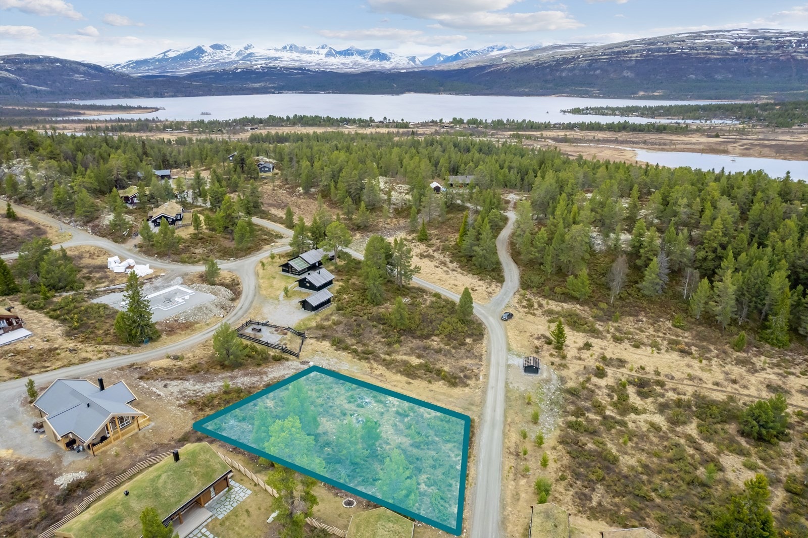 Blåbærråket 7 er en byggeklar, selveiet hyttetomt med sentral beliggenhet på Kvamsfjellet. Tomten er på 1002 kvm. Galleribilde