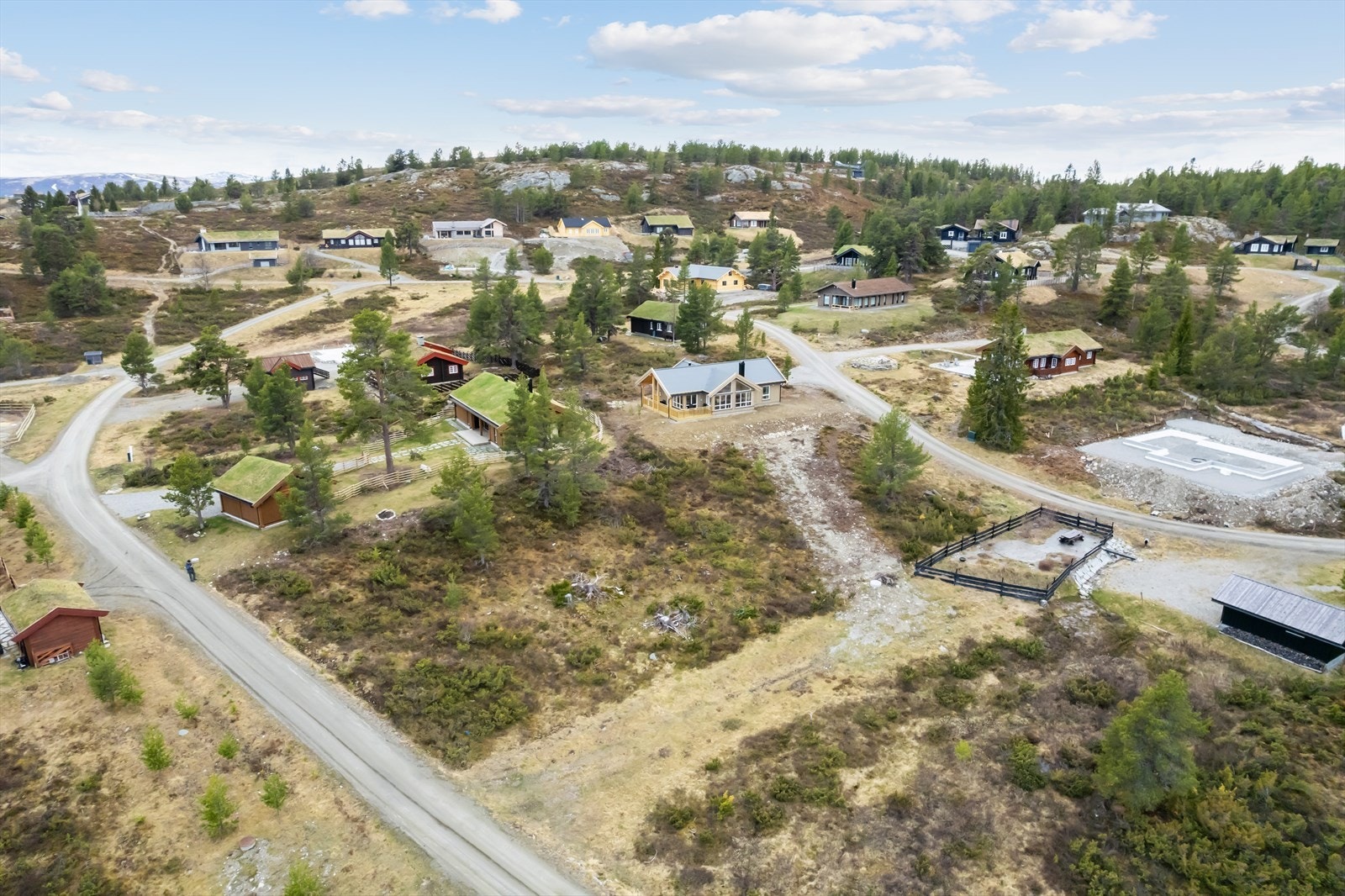 Hyttetomta ligger sentralt på Kvamsfjellet, i et nyere hyttefelt. Det er hovedsakelig bygget på de fleste tomtene i feltet, men det finnes noe hyttetomter som er ubebygd i området. Galleribilde