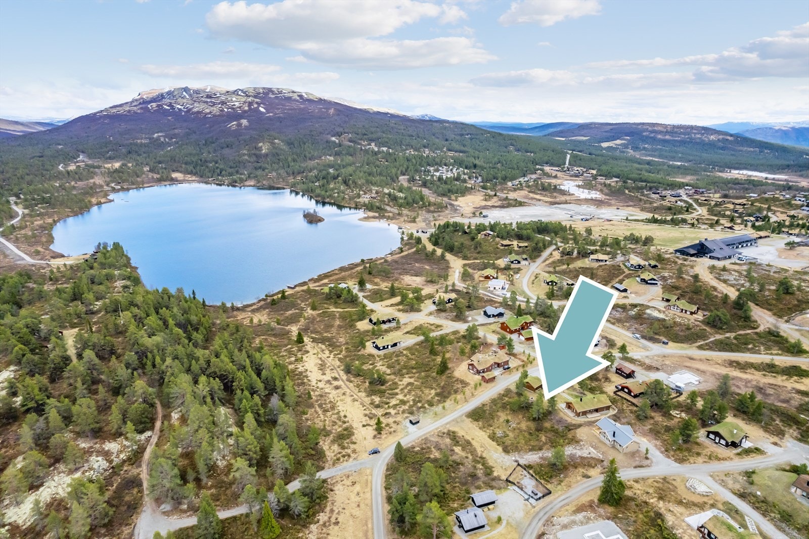 Eiendommen ligger fint til i Blåbærråket ved Rondablikk Høyfjellshotell på Kvamsfjellet, i Nord-Fron kommune. Vannet du ser heler Årvillingen med opparbeidet badeplass Galleribilde