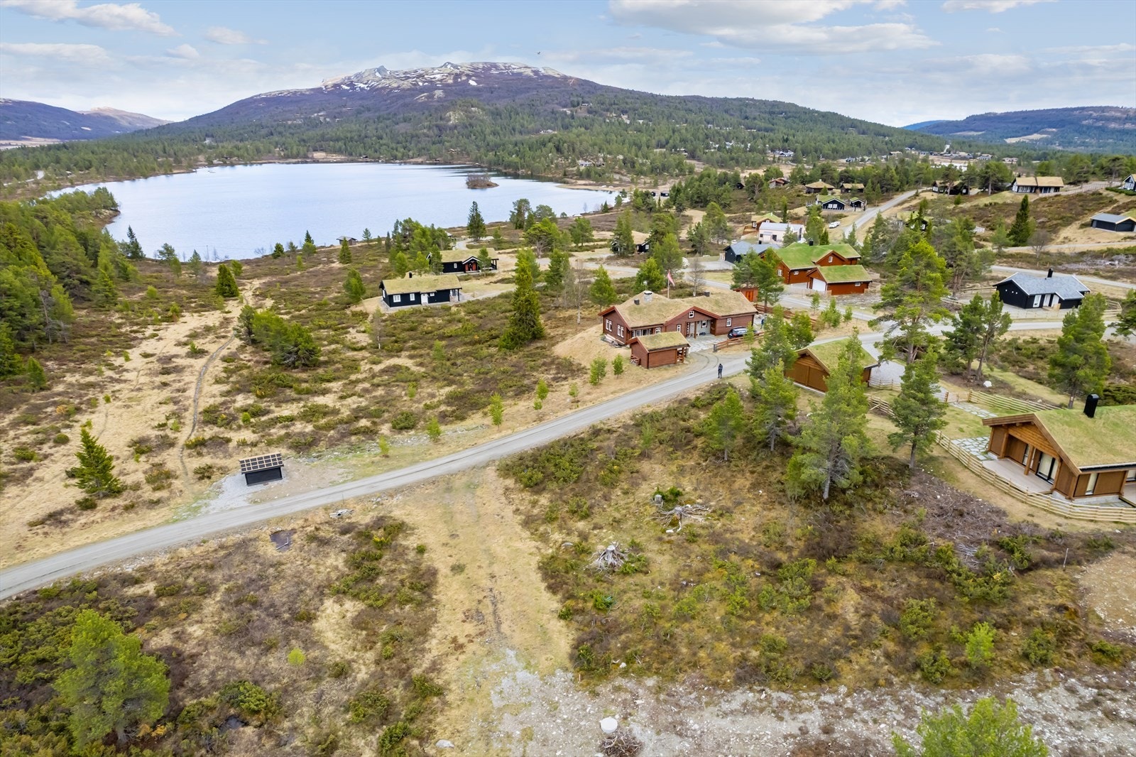 Utsikt mot Årvillingen, Sukkertoppen og inn mot Rondane. Galleribilde