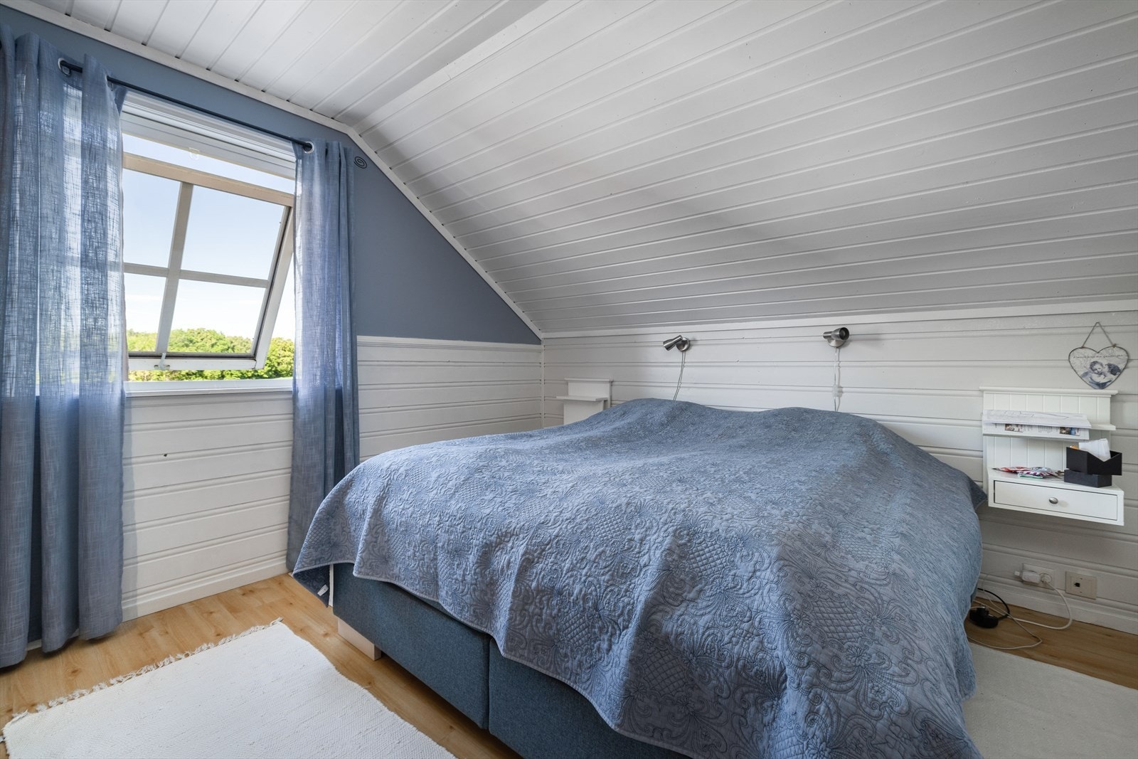 To av boenhetens tre soverom har vindusflate mot vest og god plass til diverse soveromsmøblement. Det tredje soverommet har Velux takvindu. Galleribilde