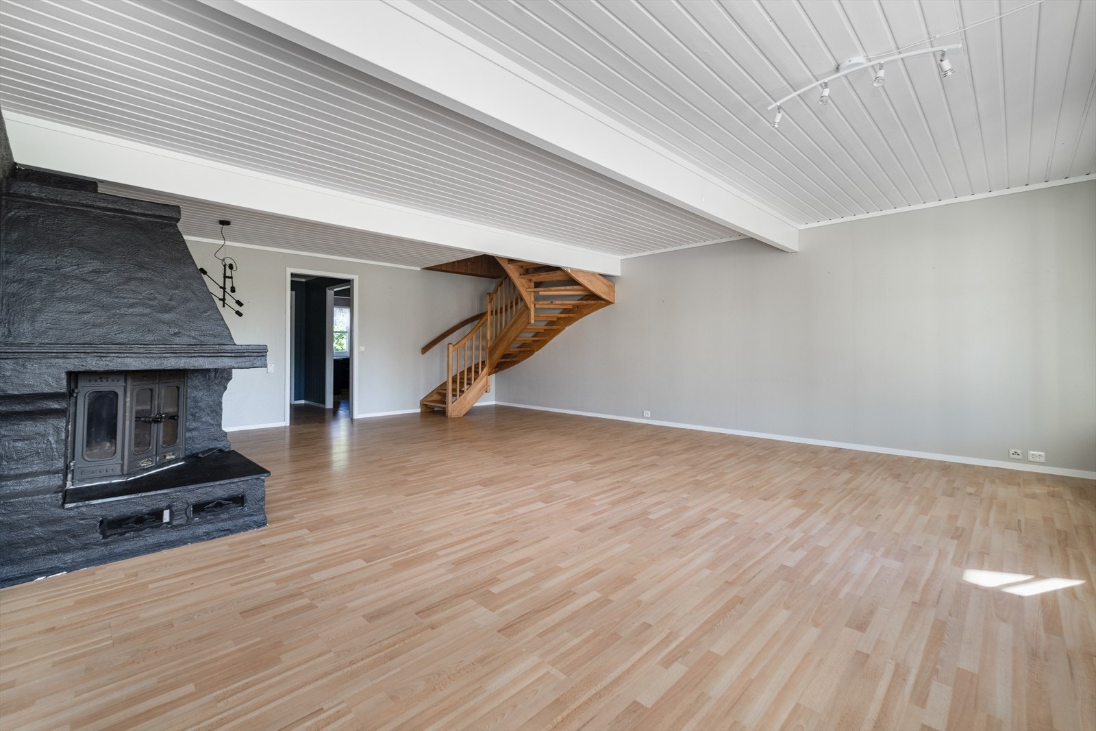 I stuen er det for øvrig etablert uttak til sentralstøvsuger og oppgang til trappegang i loftetasjen via åpen furutrapp, samt utgang til delvis overbygget, sydvendt veranda. Galleribilde