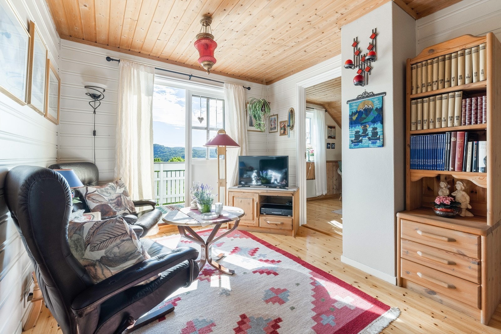 Lys og hyggelig loftstue/trappegang i loftetasjen. Loftstuen har uttak til sentralstøvsuger og videre adkomst til boenhetens tre soverom, samt bad. Galleribilde