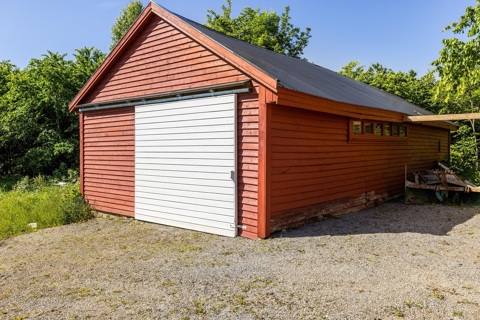 Lagerbygning fra 1942 er på 70 m² og inneholder garasje og lagerrom. Galleribilde