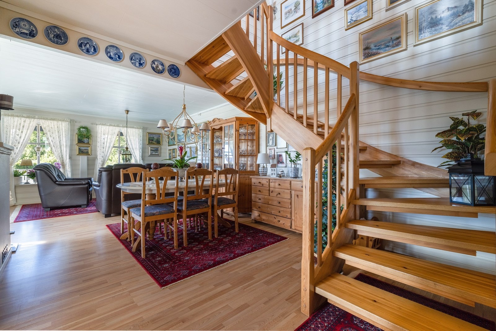 Lys og trivelig vinkelstue i 33C, med flere gode vindusflater som slipper godt med naturlig lys inn i rommet. Romløsningen skaper fine, definerte soner for møblering. Galleribilde