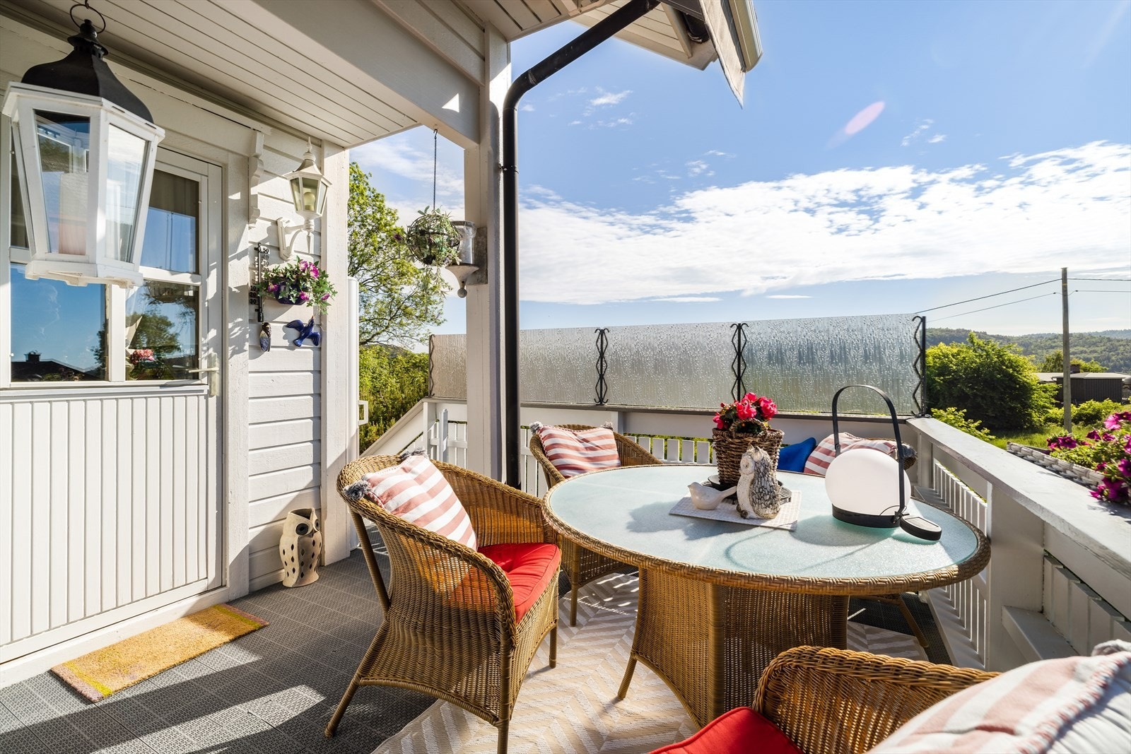 Verandaen er delvis overbygget ut fra stue og ligger fint til, vendt ut mot tunet og med nedgang til pent opparbeidet hagedel mot øst. Galleribilde