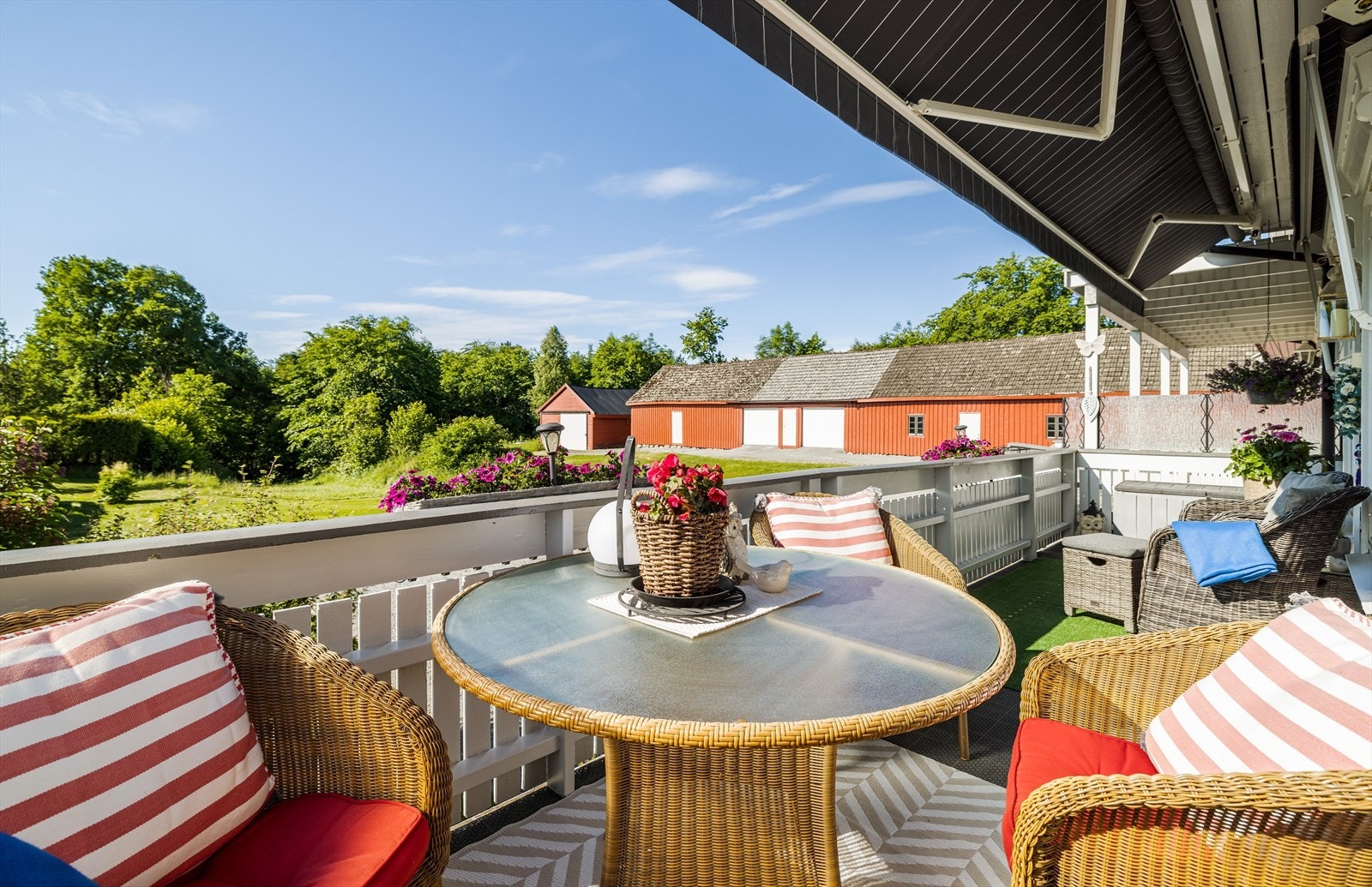 Verandaen har fin plass til utemøblement og det er montert motorisert markise for solskjerming i 2017. Galleribilde