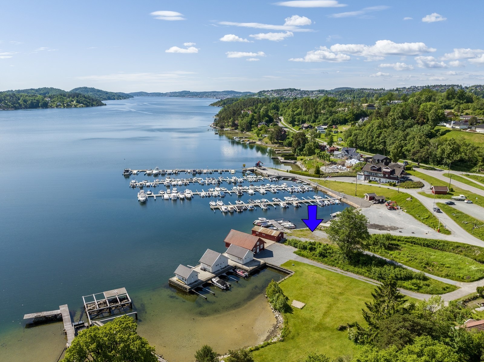 Dette er en nydelig og unik eiendom - en svært sjelden mulighet, med blant annet strandlinje langs idylliske Eidangerfjorden! Tilhørende eiendommen er det etablert et mindre bryggeanlegg med 8 båtplasser. Galleribilde