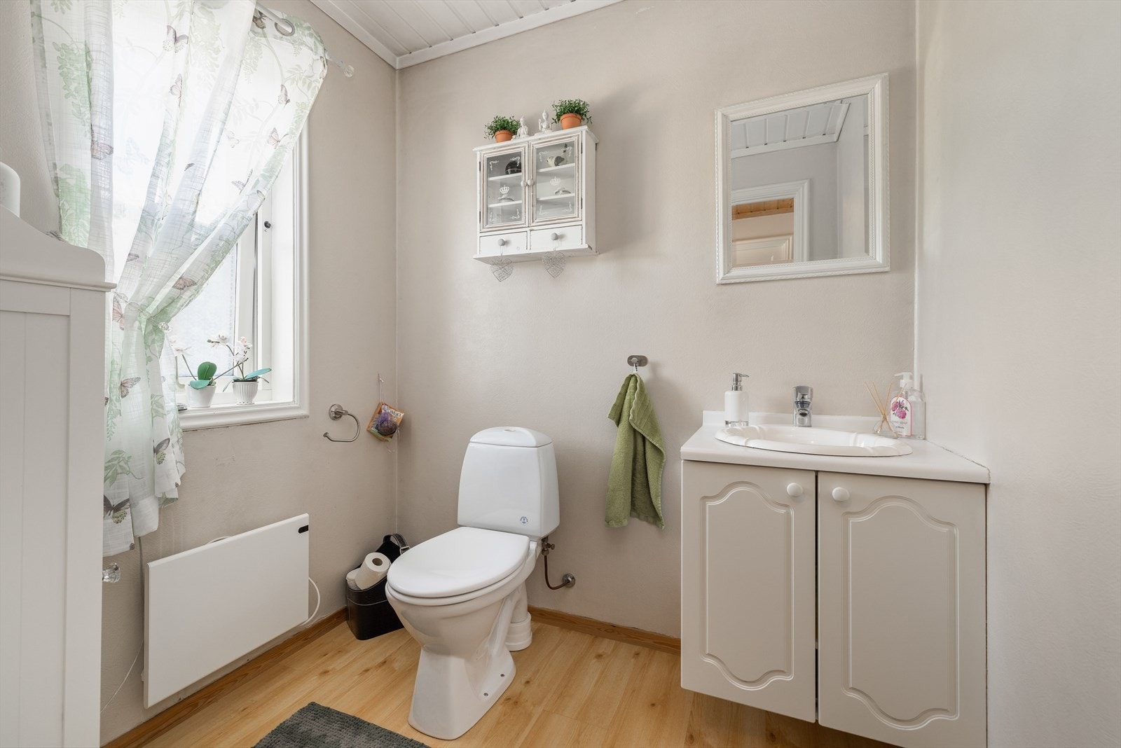 Boenheten har i tillegg et romslig og lyst toalettrom i hovedetasjen, med standard fra byggeår. Galleribilde