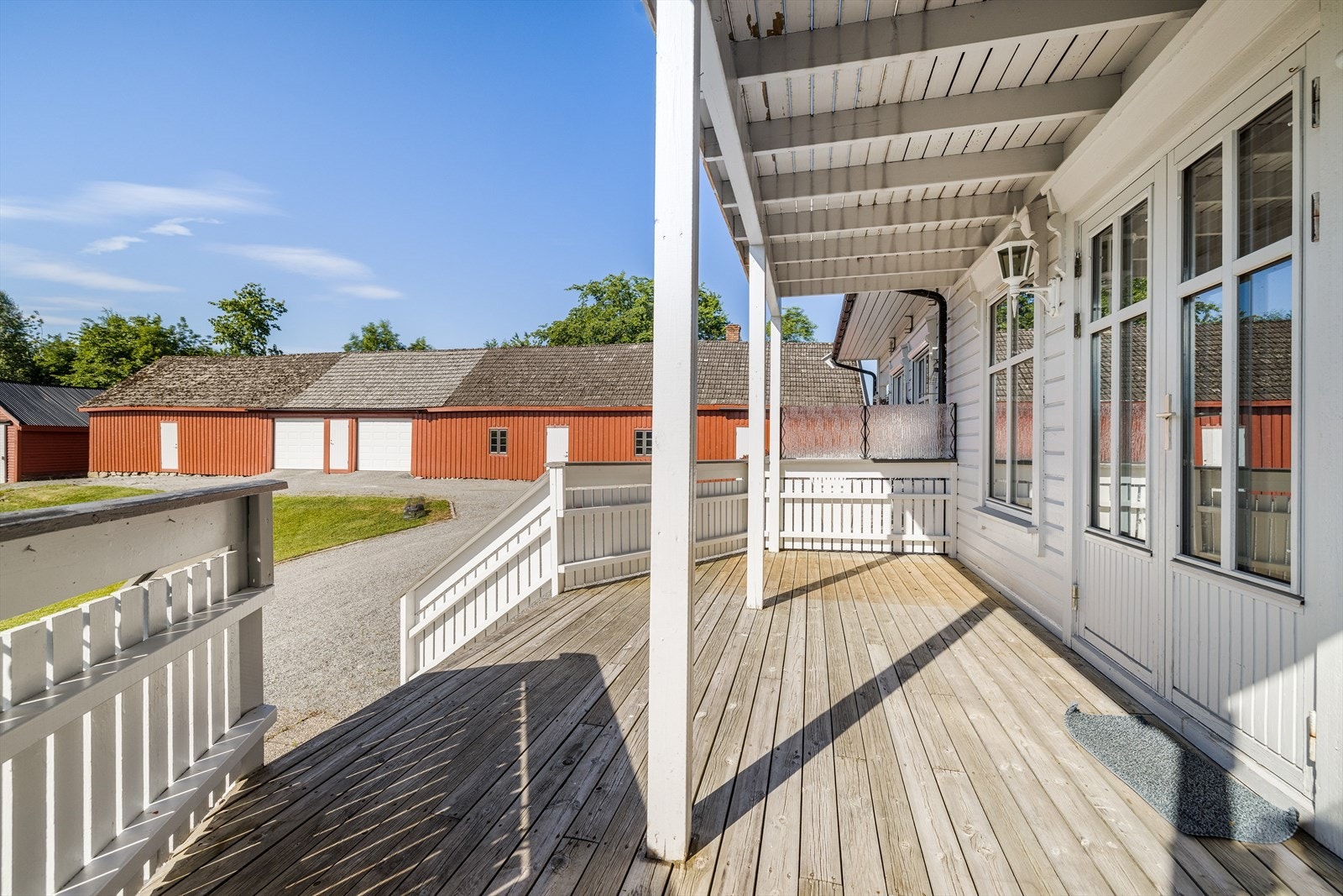 Fra verandaen er det etablert nedgang til gruset plass på tunet, som videre ligger i fin tilknytning til pent opparbeidet hagedel mot syd og øst. Galleribilde