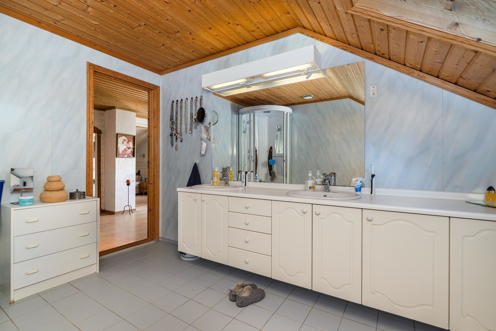 Boenhetens bad er av god størrelse og innehar standard fra byggeår. Innredning er skiftet til ny i 2024, etter at bildet ble tatt. Galleribilde