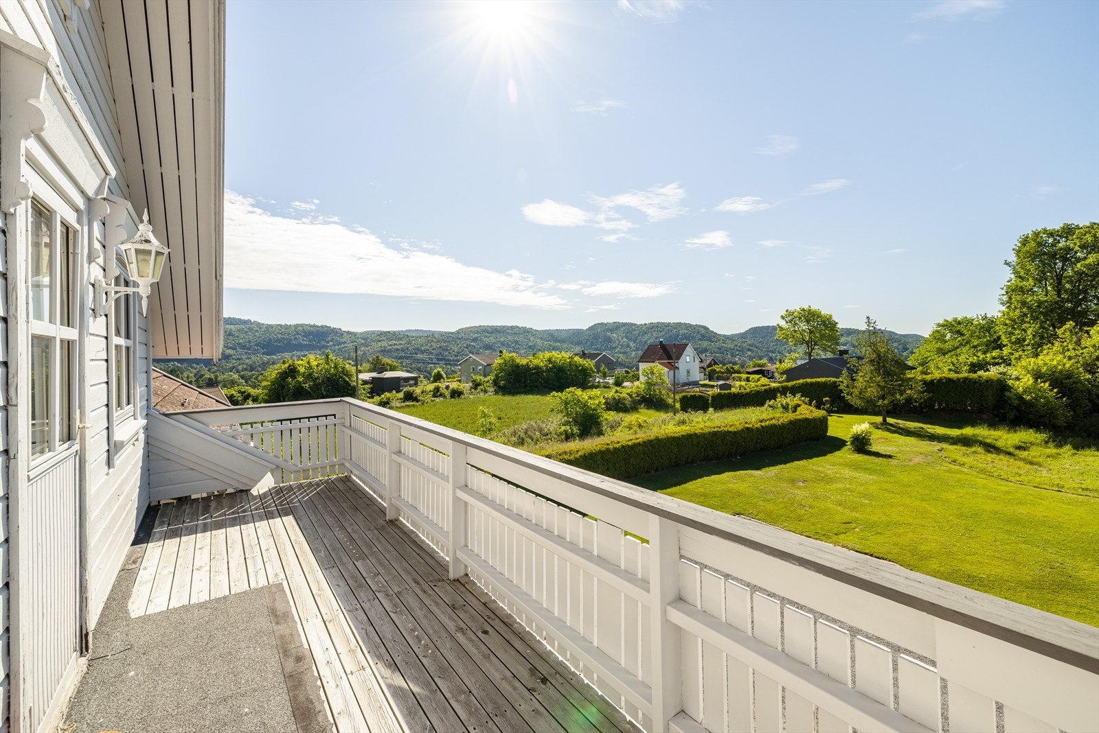 Det ene soverommet har utgang til romslig, sydvendt veranda med fint utsikt over nærområdet og eget tun med tilliggende hagedel. Galleribilde