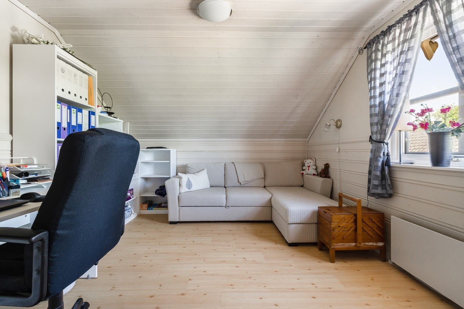 Det tredje soverommet, med takvindu, er innredet og omgjort uten at dette er søkt om og uten at nødvendig godkjennelse er gitt av kommunen. Galleribilde