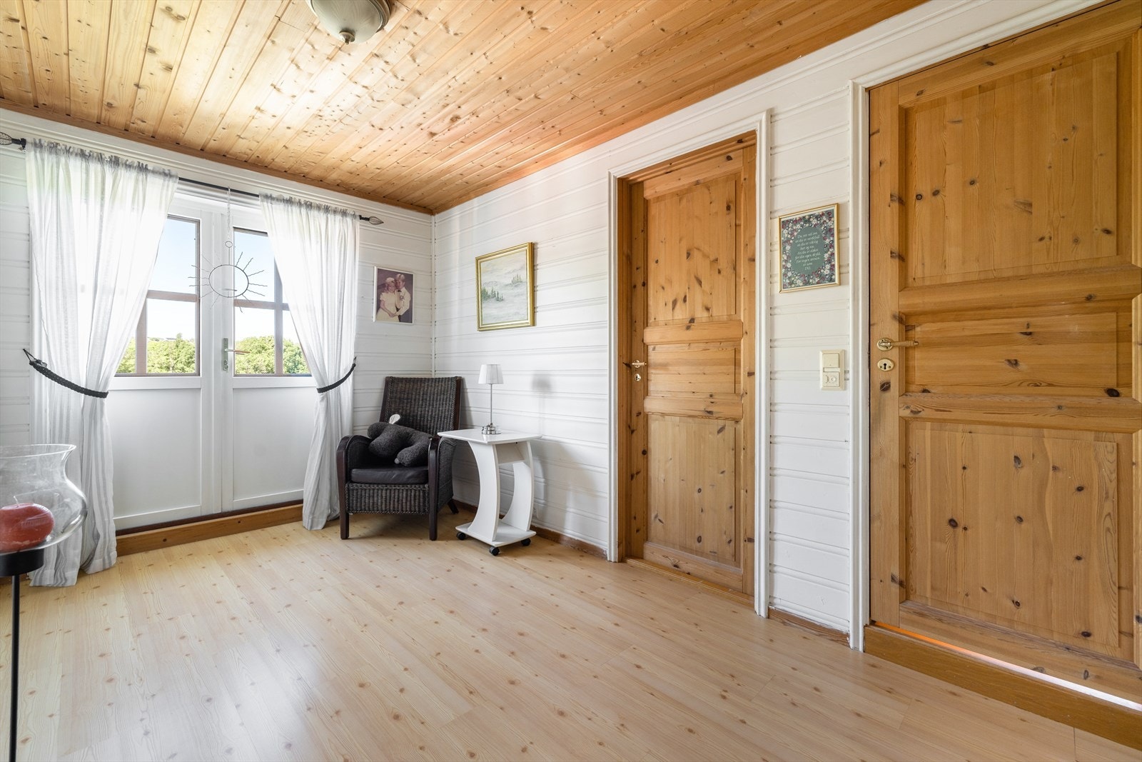 Lys og hyggelig loftstue/trappegang i loftetasjen. Loftstuen har uttak til sentralstøvsuger og videre adkomst til boenhetens tre soverom, samt bad. Galleribilde