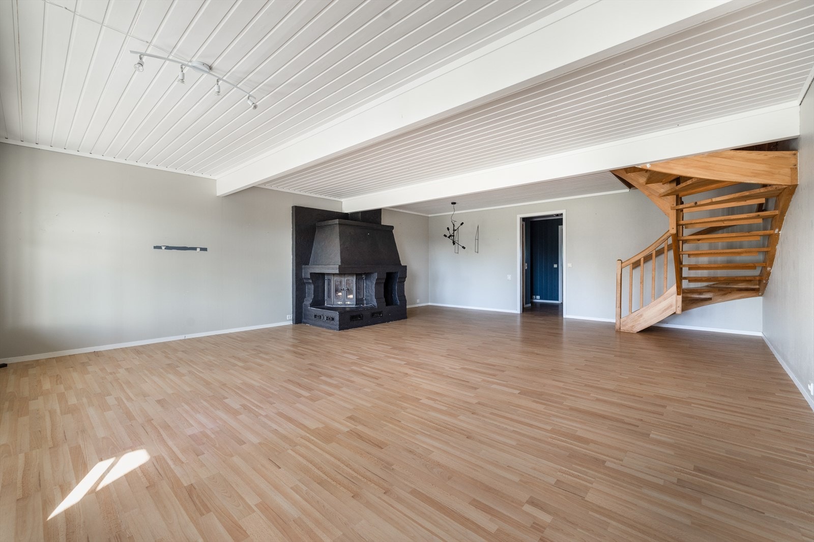 God plass både til sofagruppe og spisestue. Sentralt i rommet er det etablert åpen peis med innsatsovn type Dovre fra byggeår, som sørger for lun og god varme vinterstid. Galleribilde