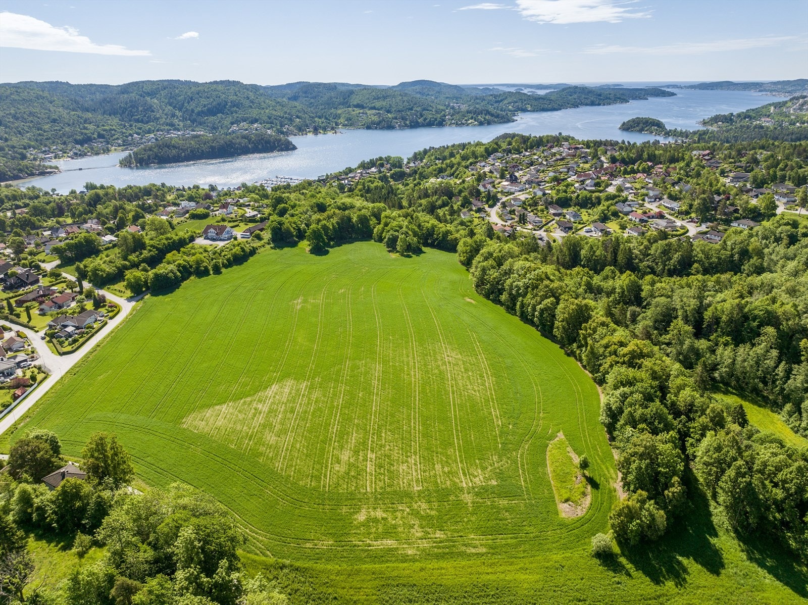 Nærheten til vannet, samt eget bryggeanlegg innen gangavstand fra boligen gir tilgang på en rekke aktiviteter - enten du liker å bade, sole deg, padle eller kjøre båt eller vannscooter. Galleribilde