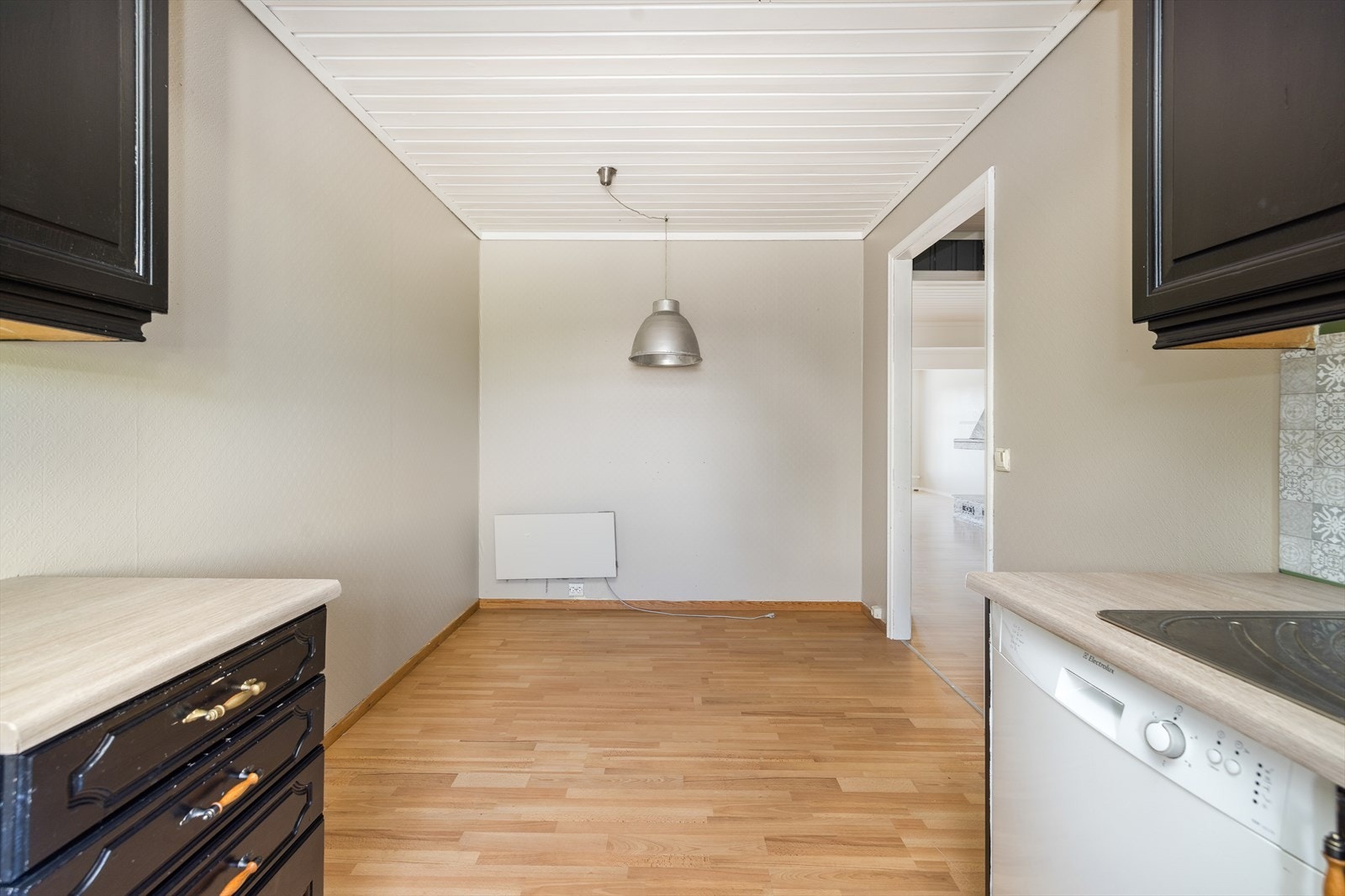 Det er ellers avsatt plass til frittstående hvitevarer, samt er det god plass til spisegruppe. Galleribilde