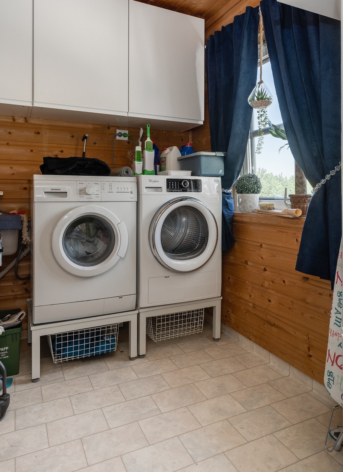 Eget romslig vaskerom i hovedetasjen, praktisk tilliggende boenhetens entré. Vaskerommet innehar standard fra byggeår. Galleribilde