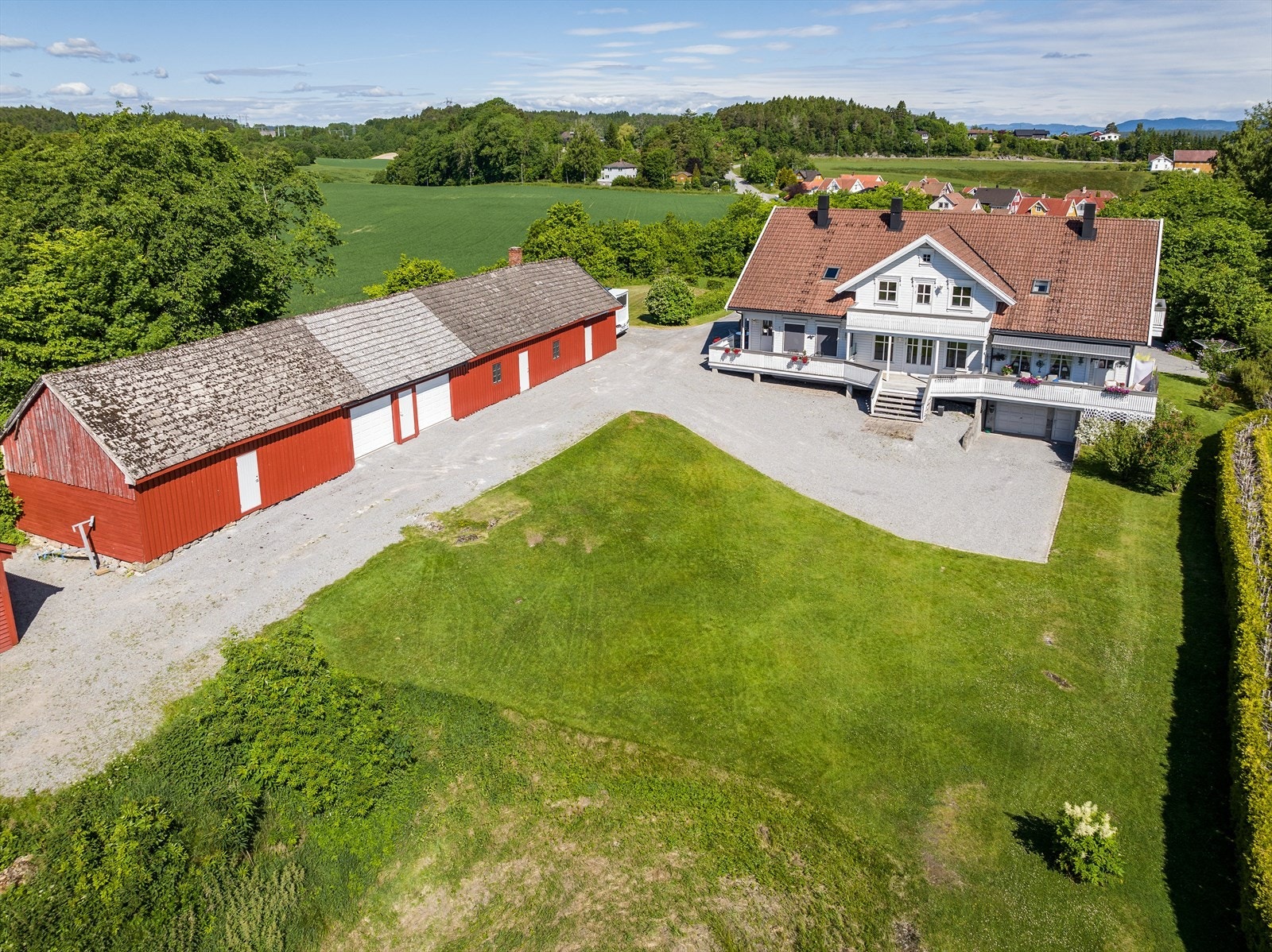 Søndre Tveten er en flott og innholdsrik landbrukseiendom på til sammen ca. 261.475,8 m², fordelt på 7 teiger. I tillegg medfølger fire festetomter på til sammen 3.807,9 m². Galleribilde