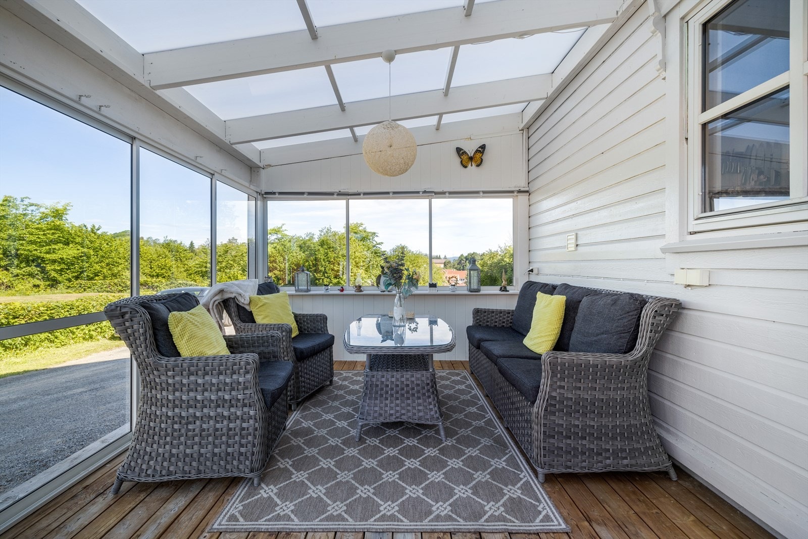 Sommerstuen har skyvedører og -vinduer som kan åpnes etter eget ønske, og gjør det mulig å benytte seg av uteplassen fra tidlig vår til sen høst. Galleribilde