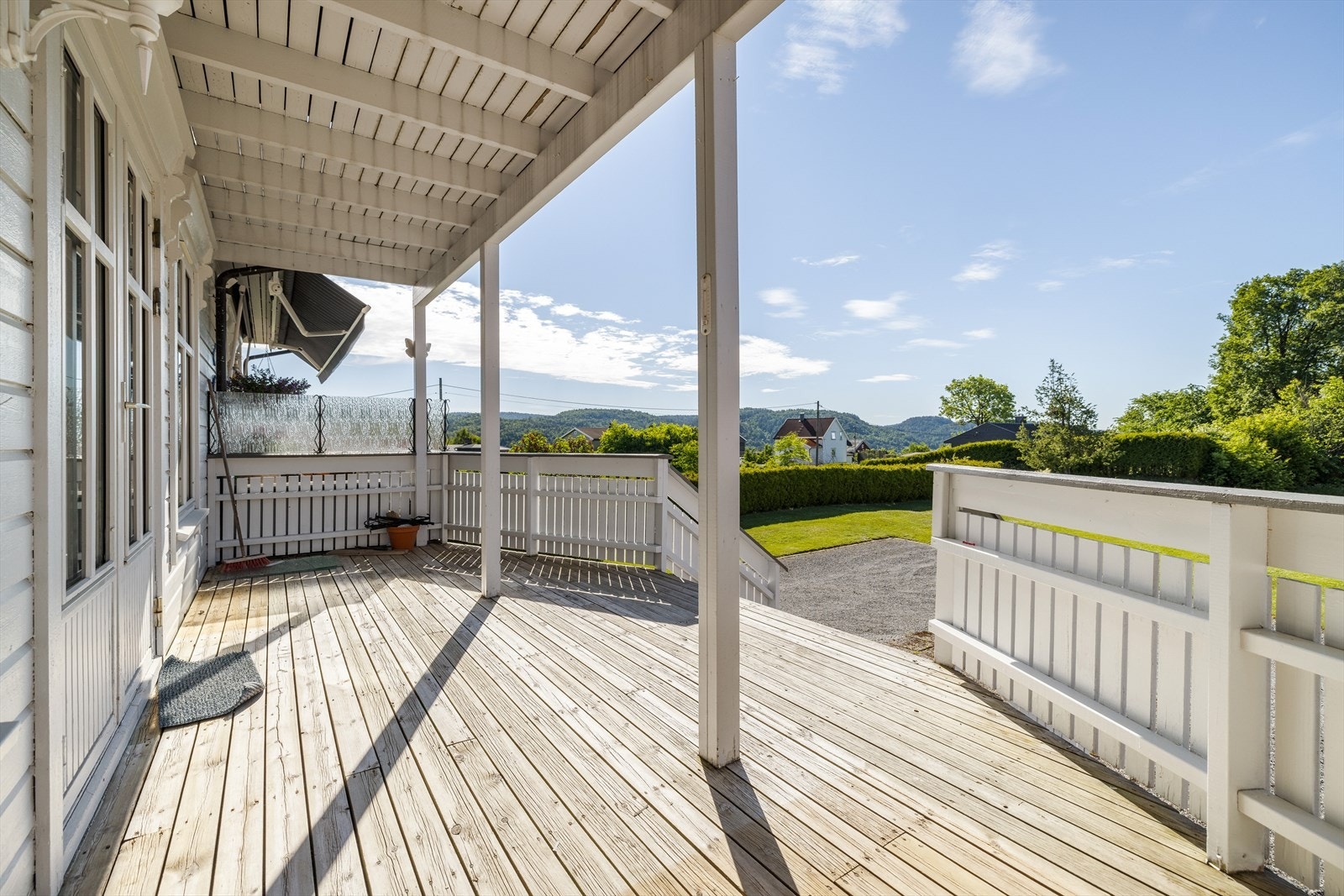 Boenhet 33B ligger i midten og har fra stue utgang til en romslig, sydvendt veranda som er delvis overbygget av veranda ut fra loftetasjen. Galleribilde