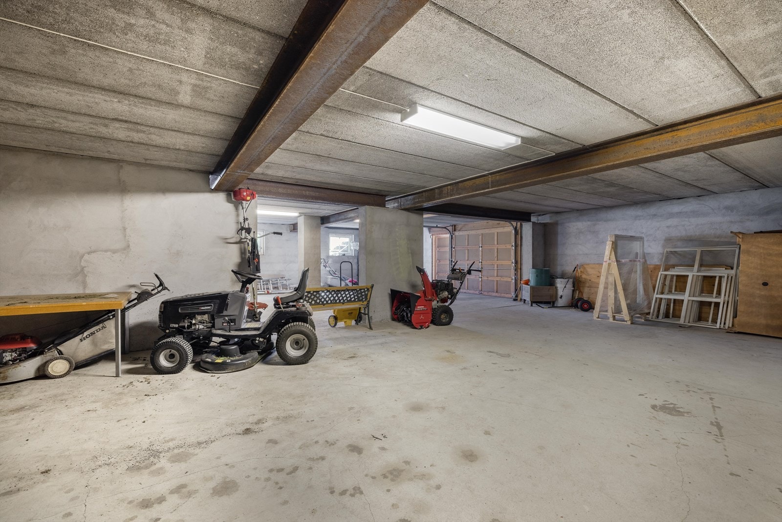 I tillegg disponerer hver boenhet en egen bod i kjelleretasjen. I stort garasjerom er det mulighet for parkering av én bil, samt diverse annet som sitteklipper, sykler, motorsykkel eller ATV m.v. Galleribilde