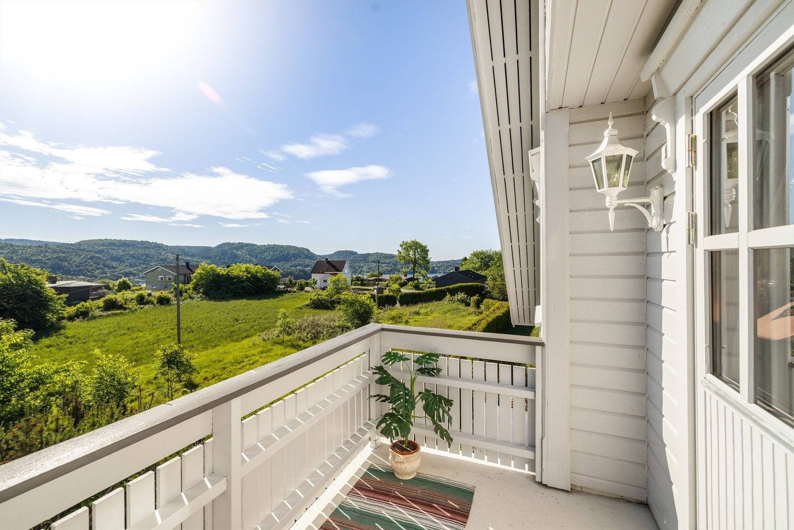 Fra loftstuen er det utgang til østvendt balkong, med nydelig utsikt over nærområdet. Mot syd skimter man også flotte Eidangerfjorden! Galleribilde