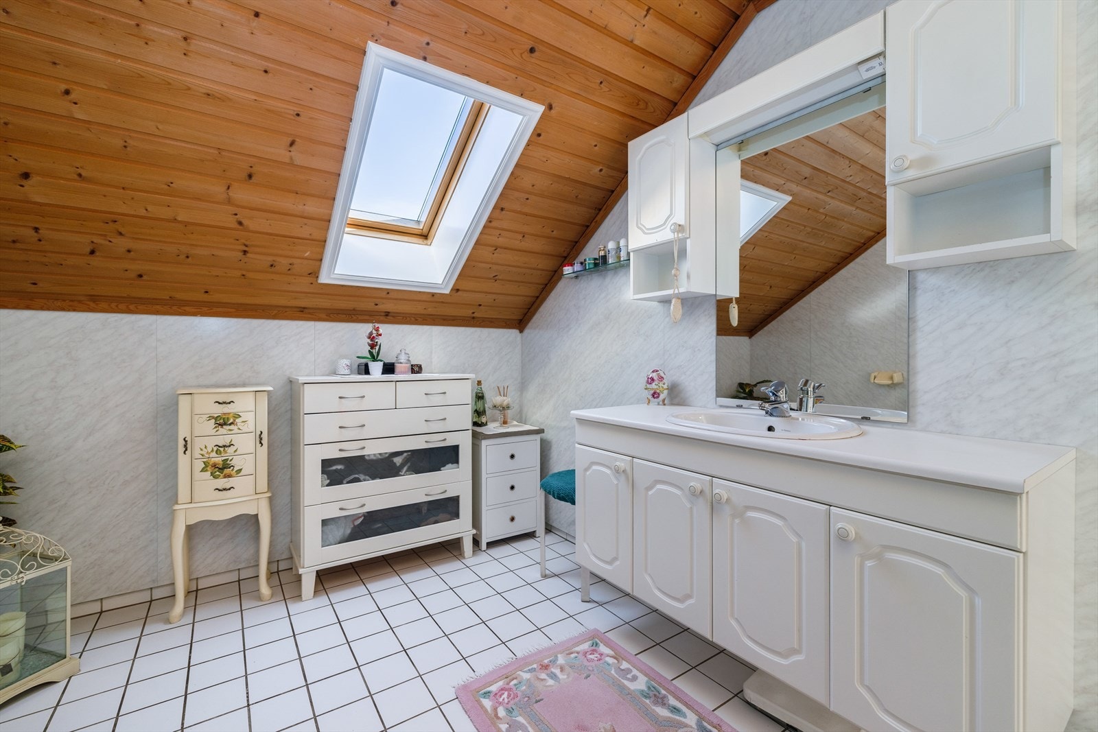 Boenhetens bad er av god størrelse og innehar standard fra byggeår. Badet er utstyrt med gulvvarme, toalett og innredning med nedfelt vask. Nyere dusjkabinett fra 2008. Galleribilde