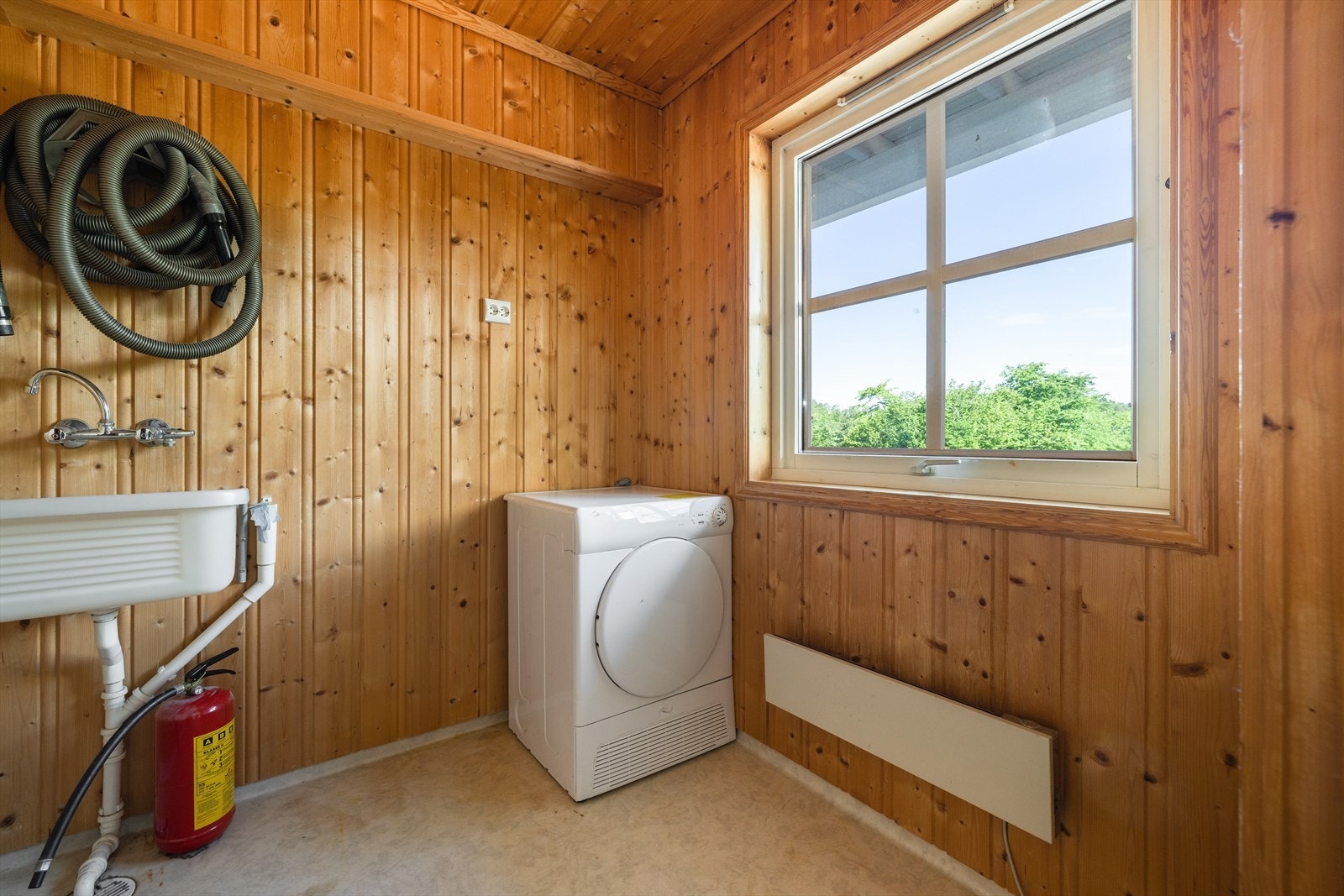 Eget vaskerom fra byggeår i hovedetasjen, praktisk tilliggende entré. Her er det skyllekar i plast og opplegg for vaskemaskin og tørketrommel. Galleribilde