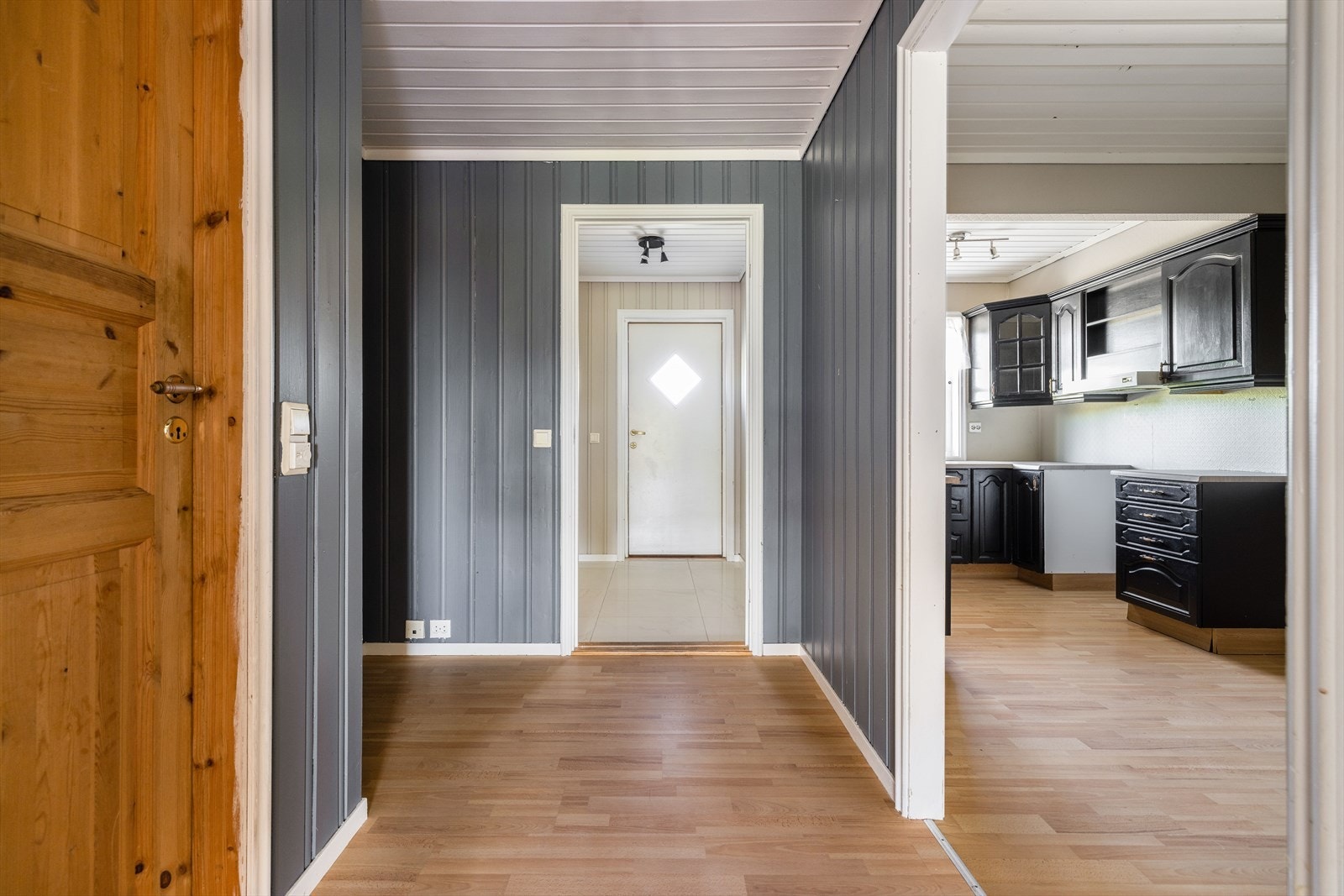 Gangareal mellom stue, kjøkken, entré og ett av boenhetens to baderom. NB. Gulv i gangen er åpnet opp og laminatgulv fjernet, grunnet vannlekkasje. Galleribilde