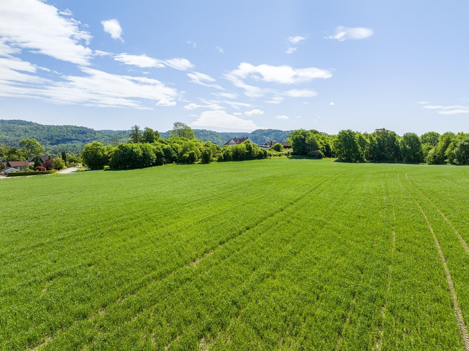 Denne herlige eiendommen byr på en rekke bruksmuligheter - et fantastisk bosted med mulighet for utleie av deler av boligen, utleie og bruk av tilhørende båtplasser og drift av dyrket mark til eget bruk eller utleie. Galleribilde