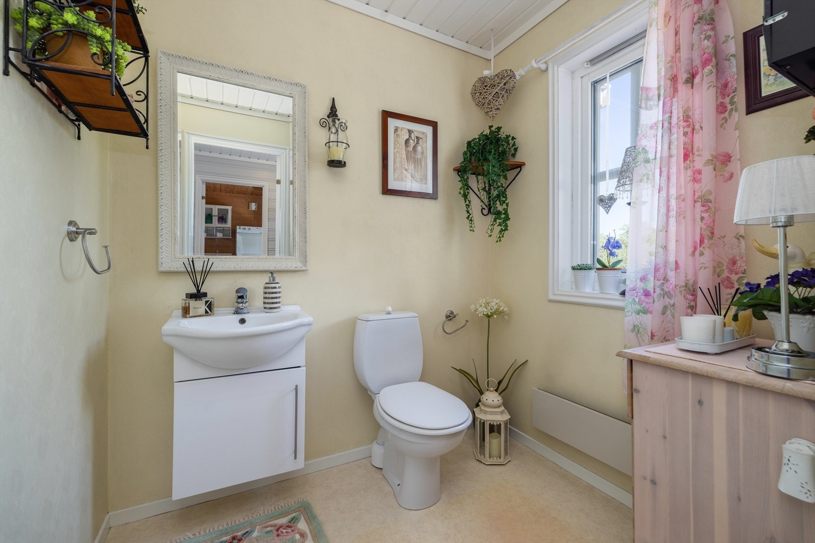 Boenheten har i tillegg et romslig og lyst toalettrom i hovedetasjen, med standard fra byggeår. Galleribilde